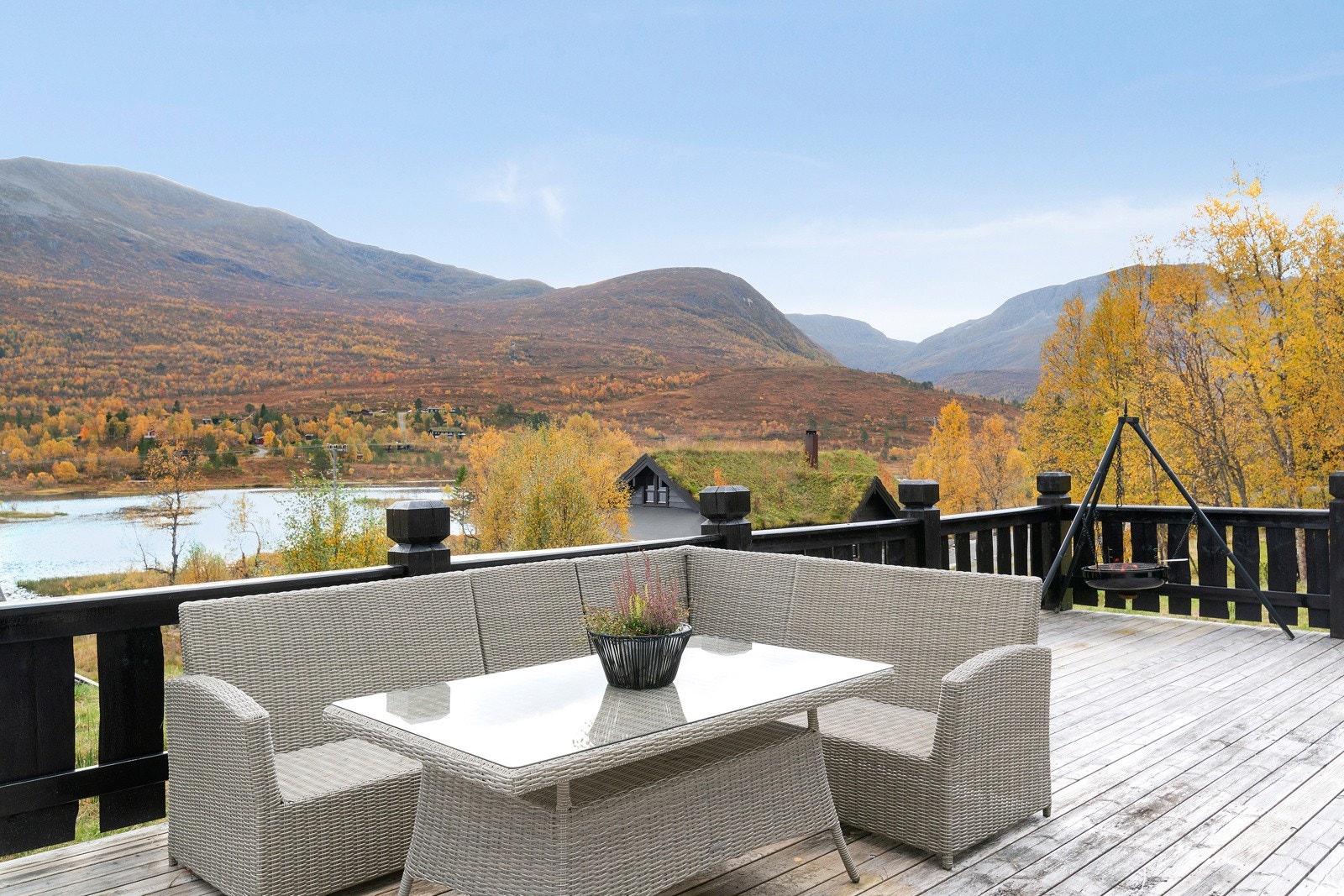 Stor terrasse i fremkant med god plass til møblering med flere sittegrupper, bålpanne etc. Galleribilde