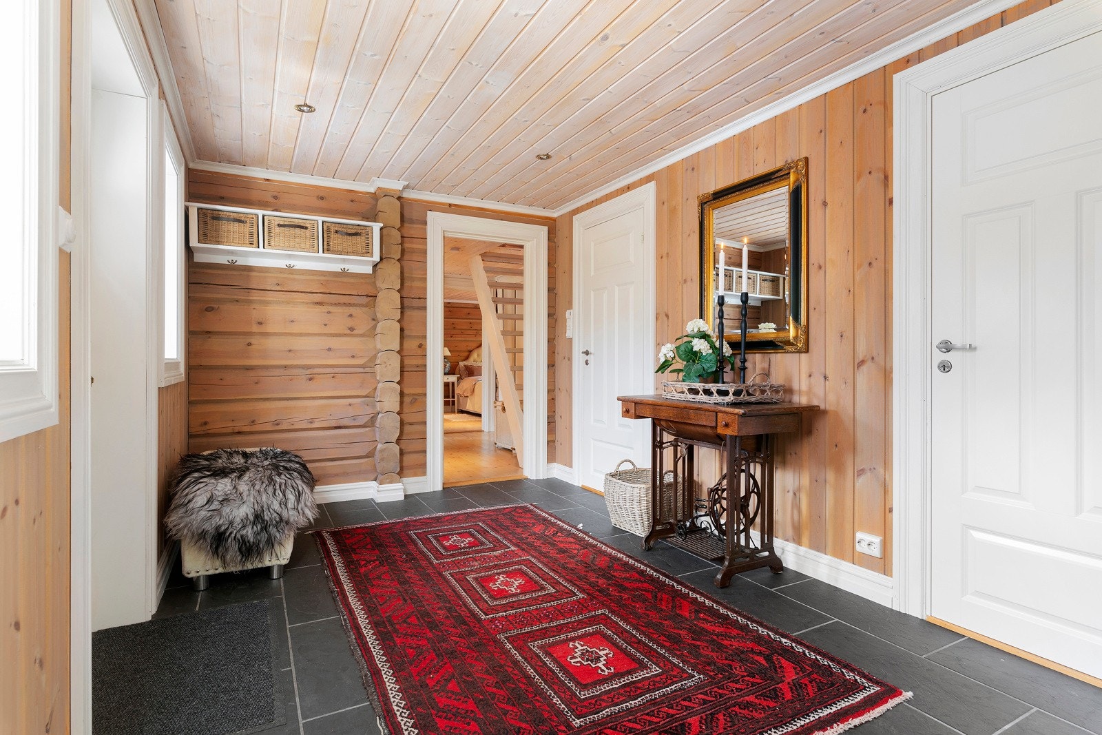 Det er god plass til å henge fra seg yttertøyet i gangen. Rett frem er praktisk nok vaskerommet plassert. Galleribilde