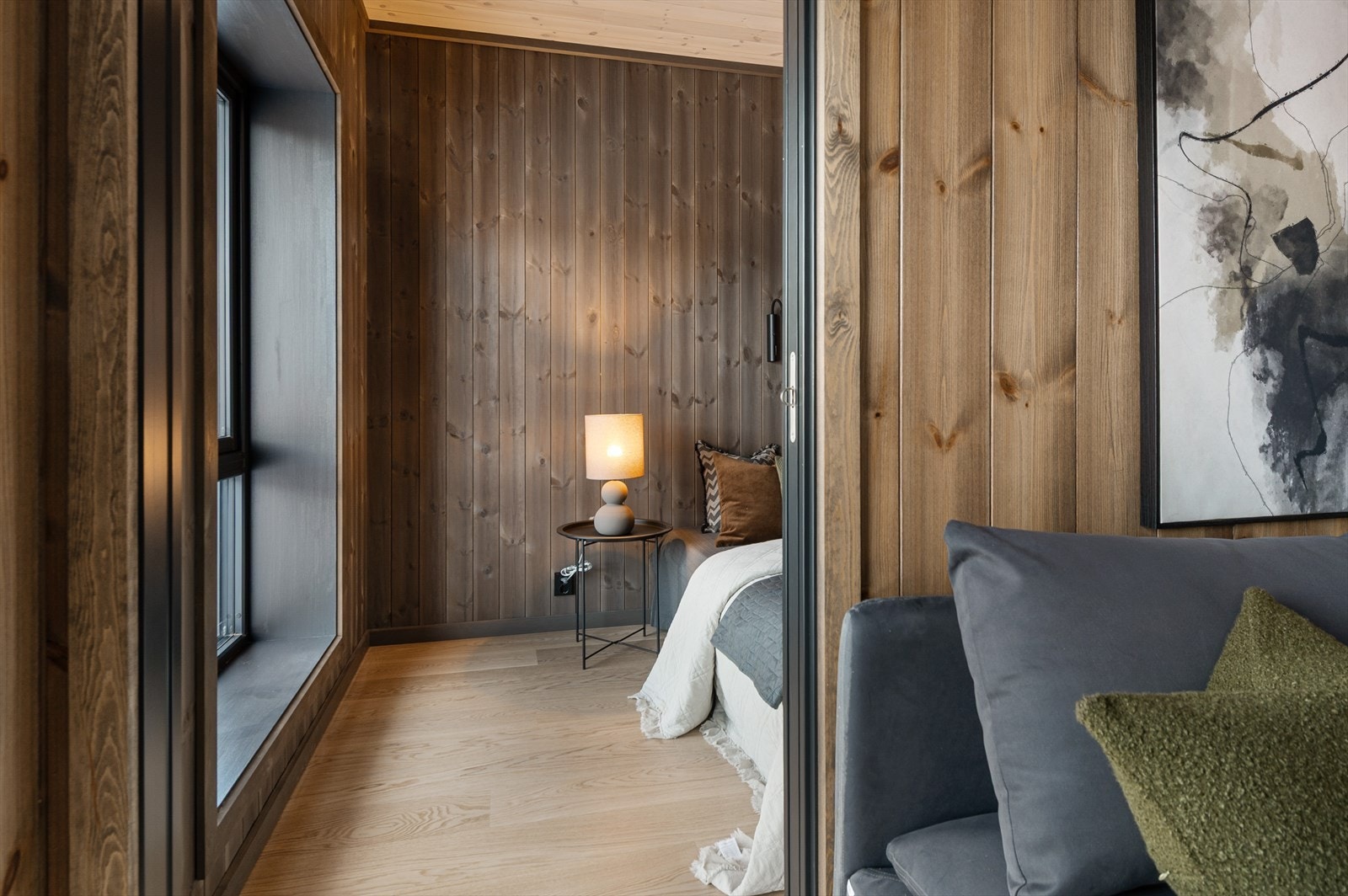 Plassbesparende skyvedørsløsning mellom stue og hovedsoverom Galleribilde