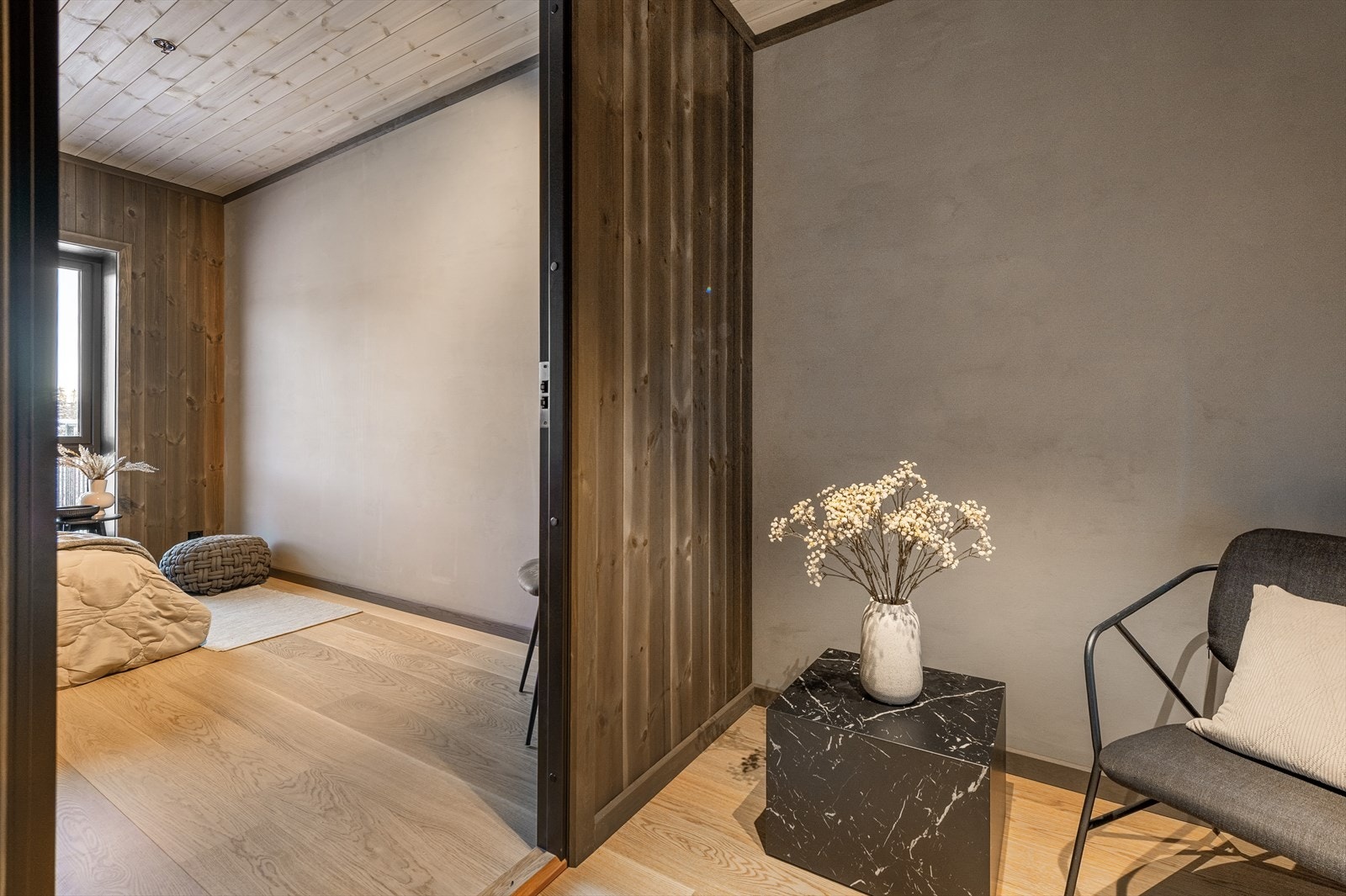 Soverom 2 befinner seg innenforeliggende en mellomgang med muligheten for en god garderobeløsning. Galleribilde