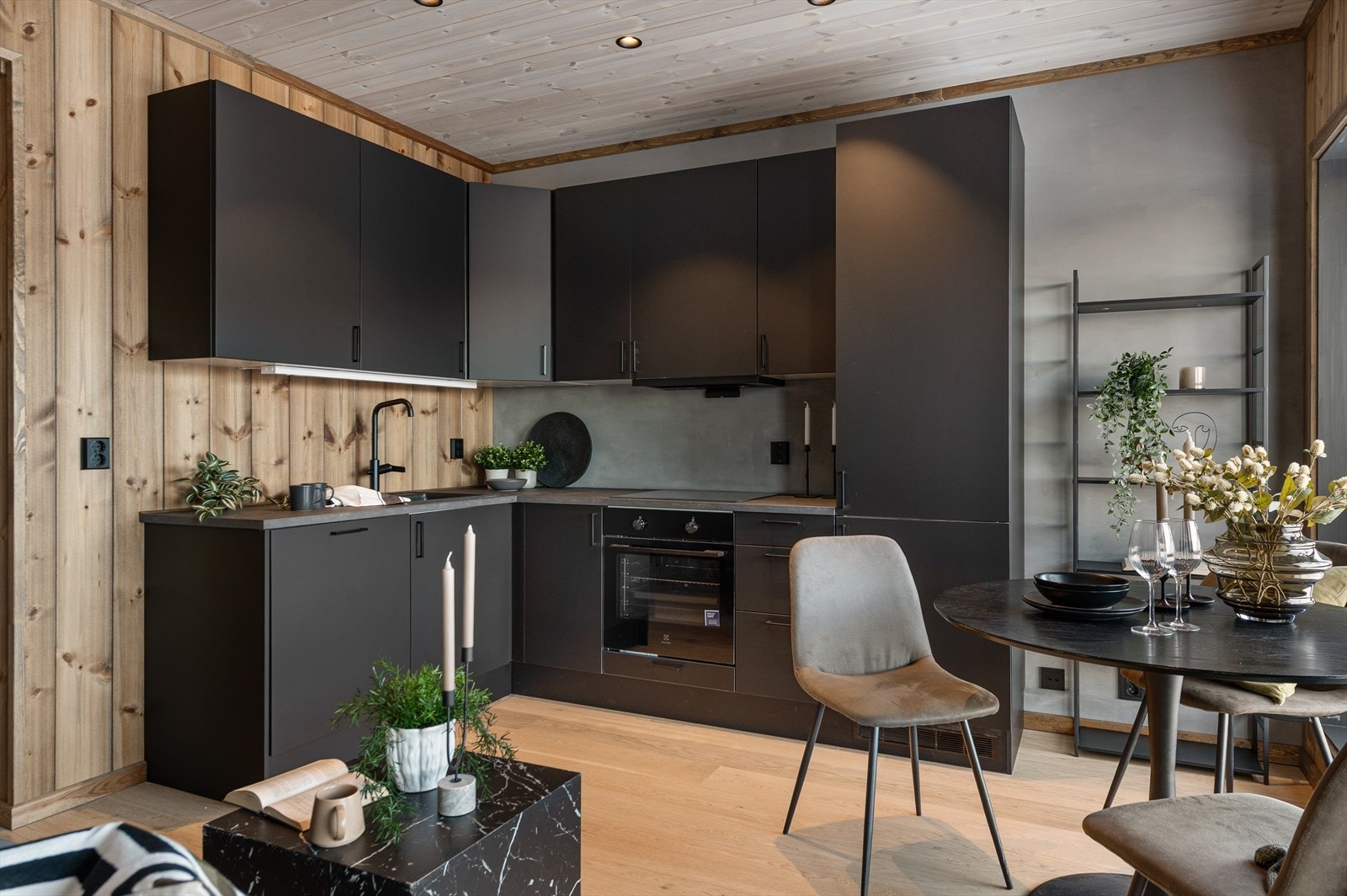 Her får du et moderne og tidsriktig Designa kjøkkeninnredning, med rikelig lagringsplass i skuffer og skap, laminerte skrog, fronter og benkeplate. Galleribilde