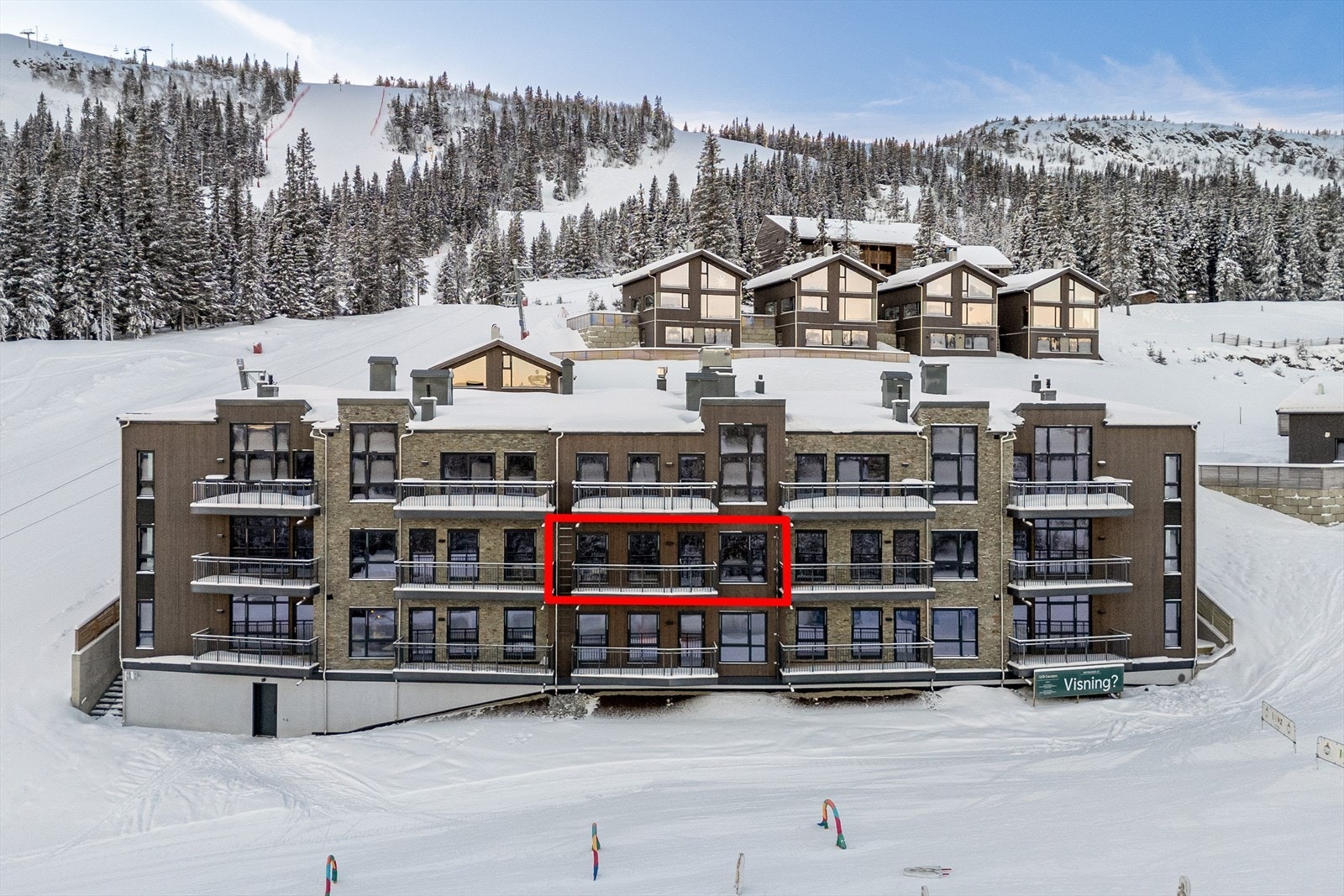 Leiligheten ligger i byggets 2. etasje Galleribilde