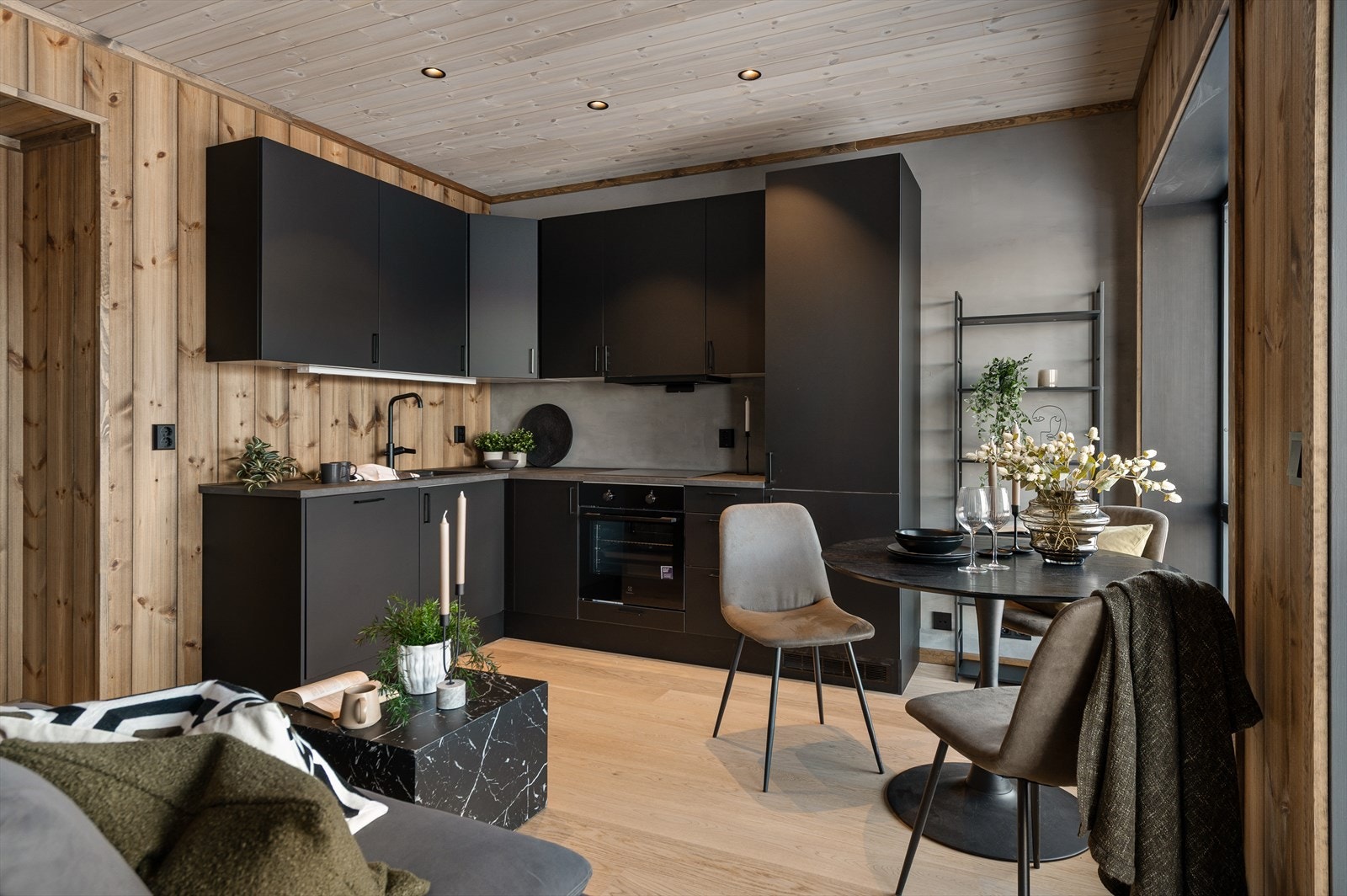 Hvitevarer som stekeovn, oppvaskmaskin og kjøl/frys er integrert i innredningen. Galleribilde