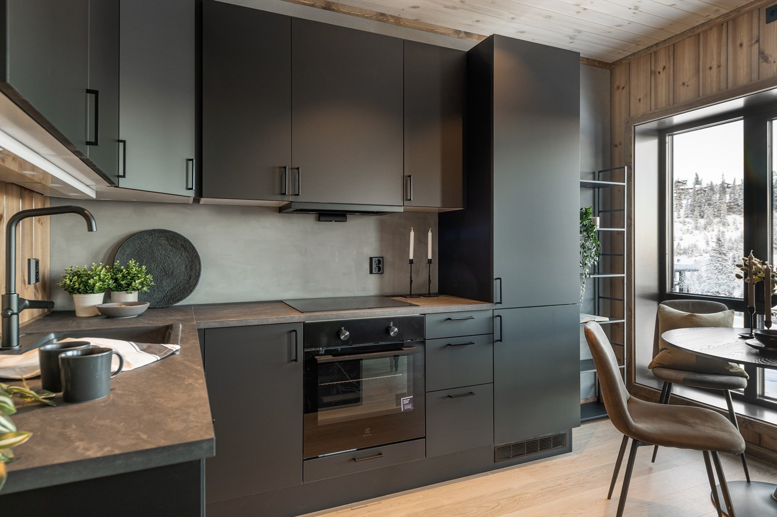 Lekkert Designa kjøkken i tidsriktig matt sort utførelse. Galleribilde