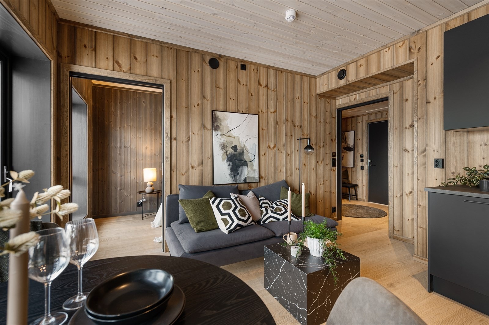 Leiligheten byr på en arealeffektiv stue- og kjøkkenløsning med gode møbleringsmuligheter. Galleribilde