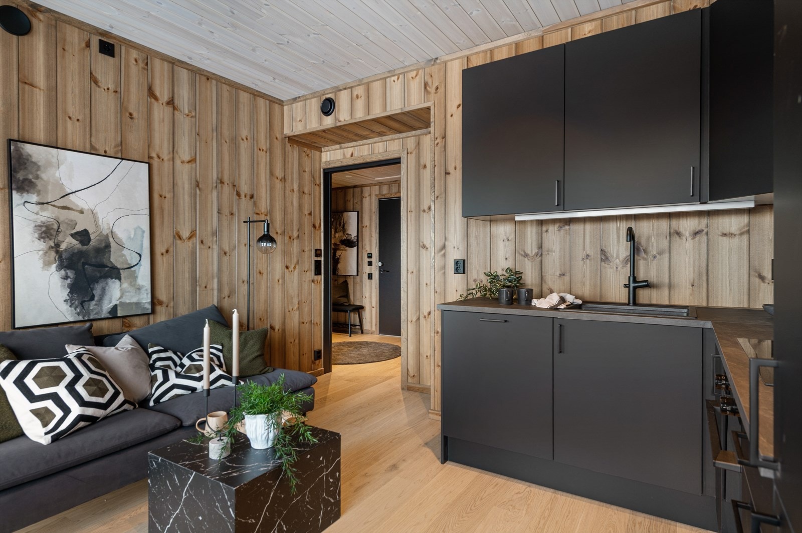 Kjøkkenet er praktisk innredet i åpen løsning mot stuen. Galleribilde