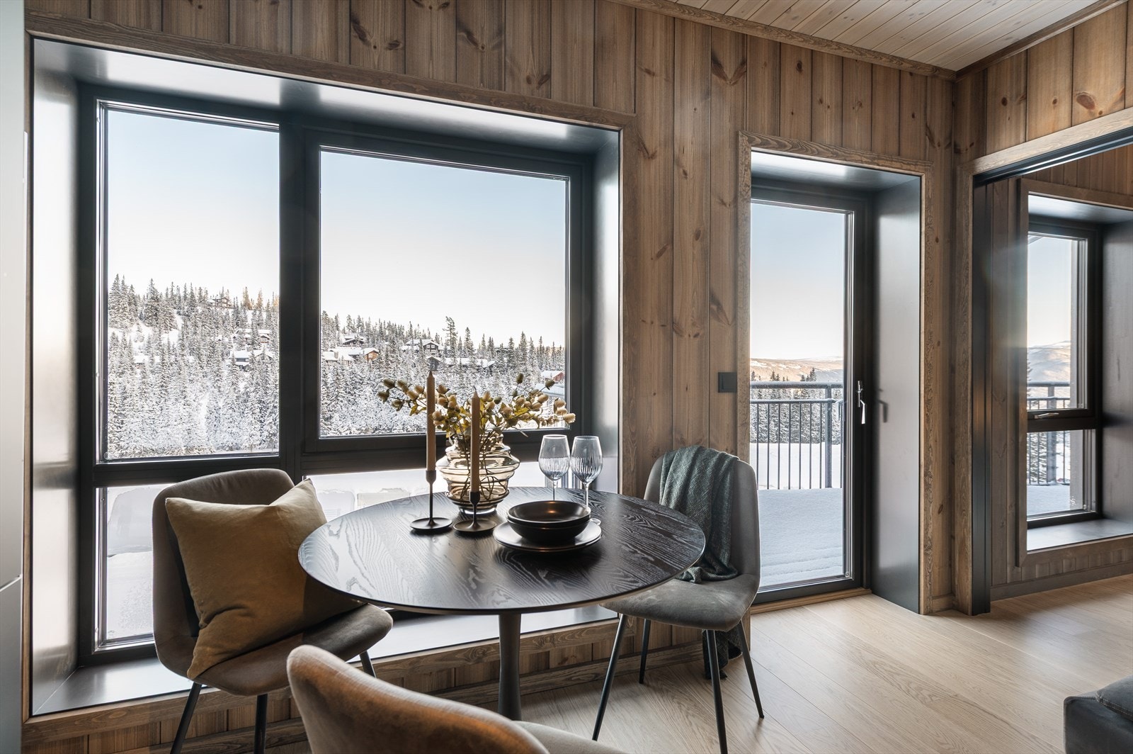 Fra stuen er det adkomst til en terrasse med utebelysning og med plass til utemøblement. Galleribilde