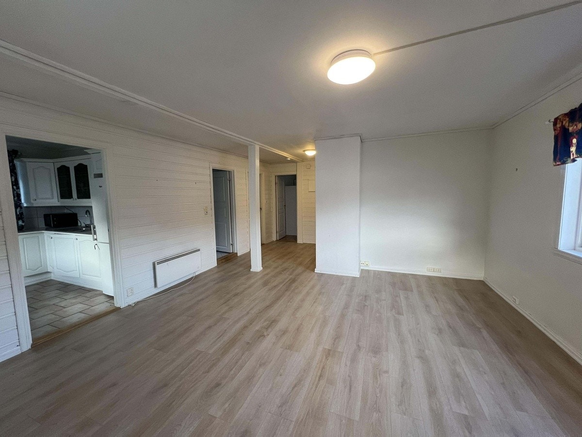 Stor, lys stue, nylagt gulv Galleribilde