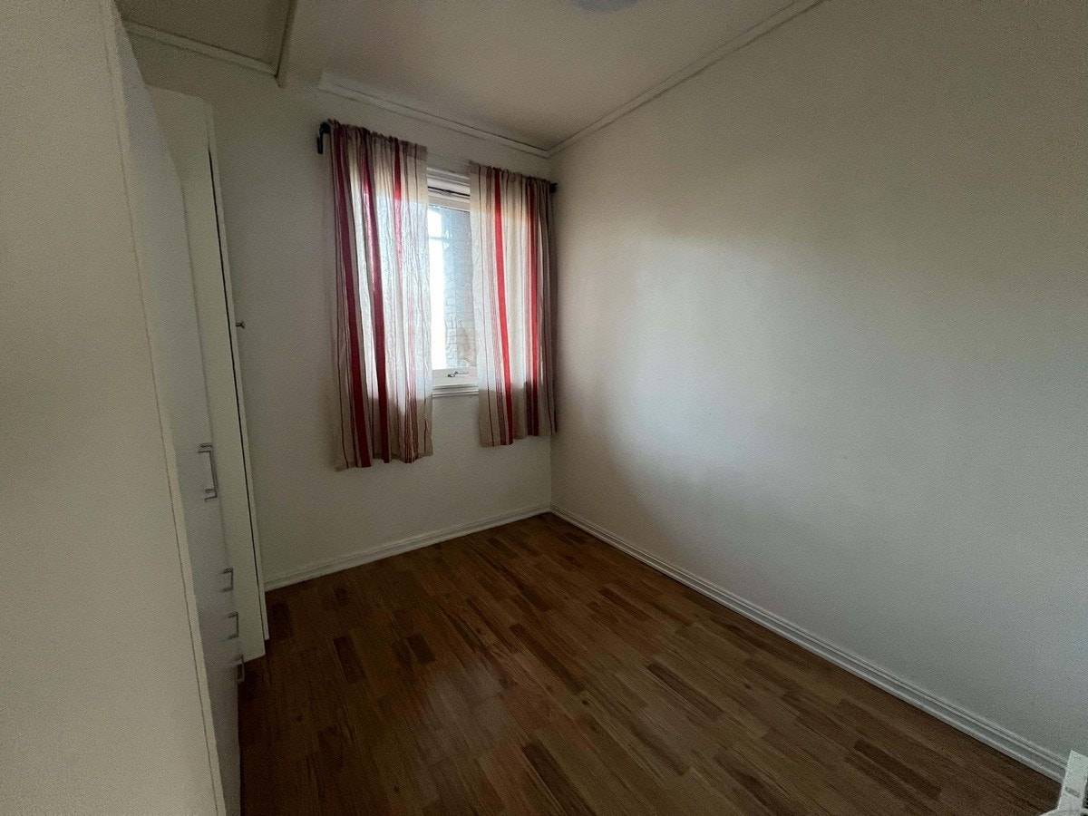 Soverom 1 med garderobeskap Galleribilde