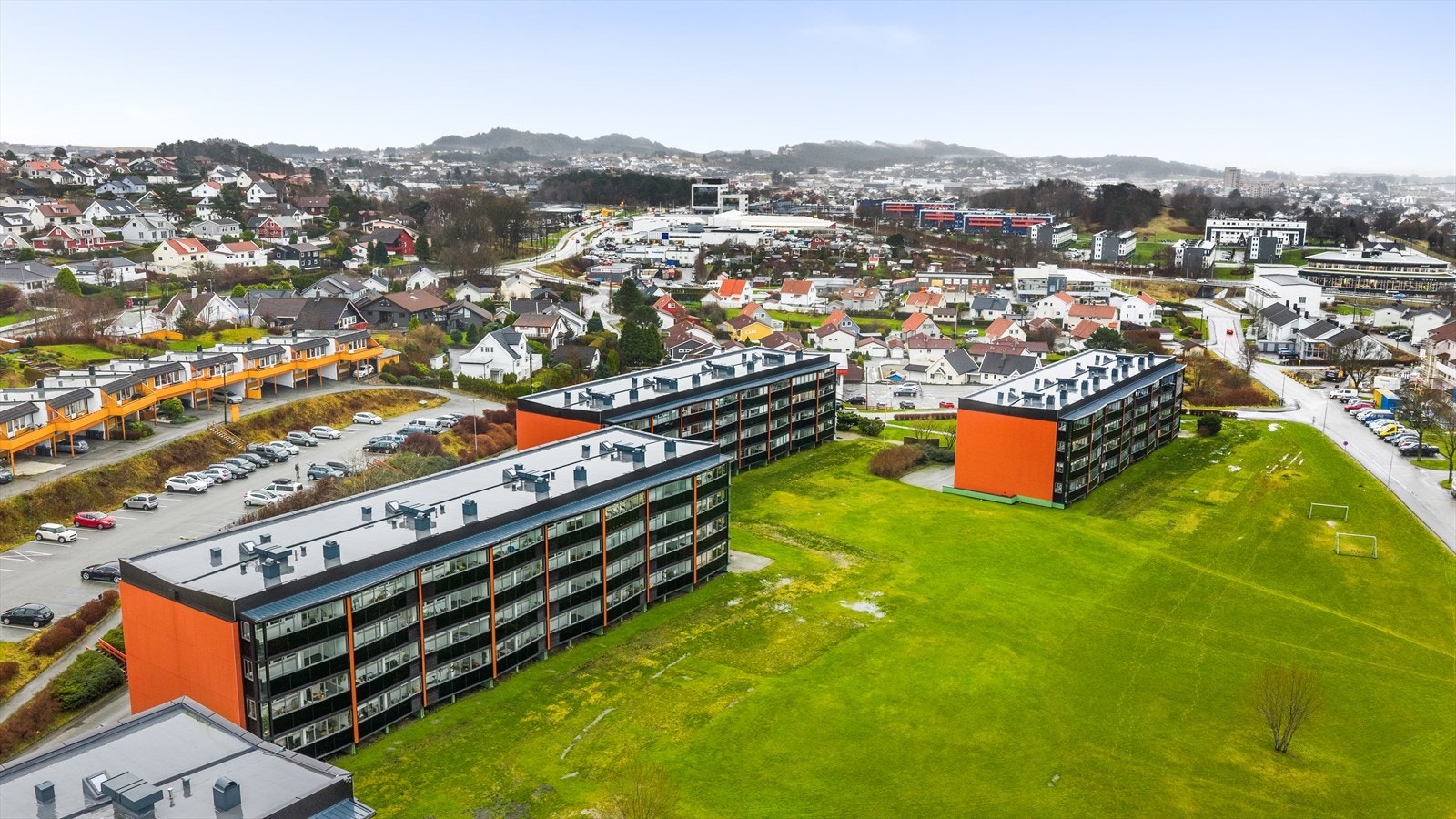 Leiligheten ligger i søndre bydel med kort gangavstand til skole, barnehage, treningssenter, butikk m.m Galleribilde