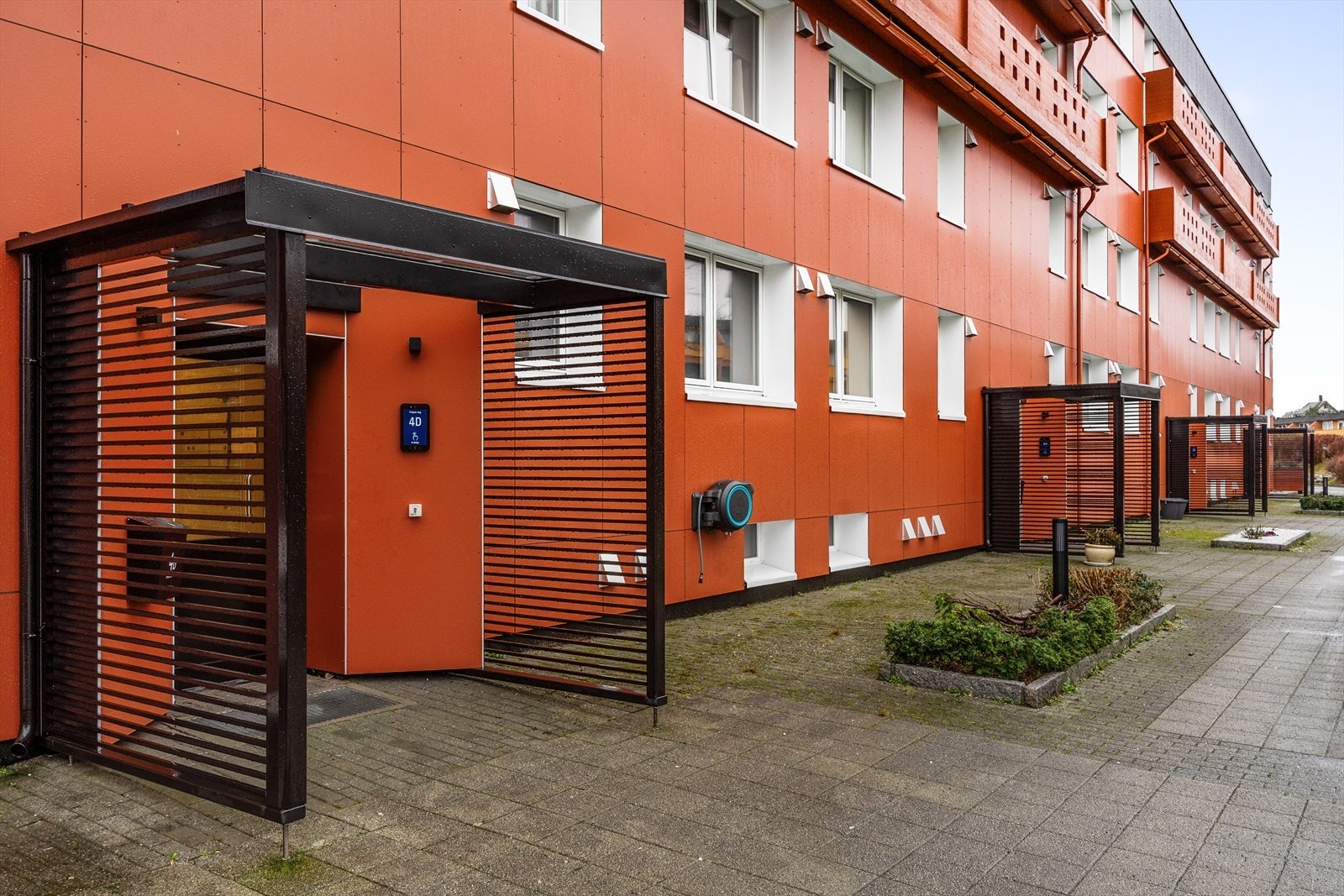 Borettslaget har i senere tid oppgradert fasader og søppelanlegg Galleribilde