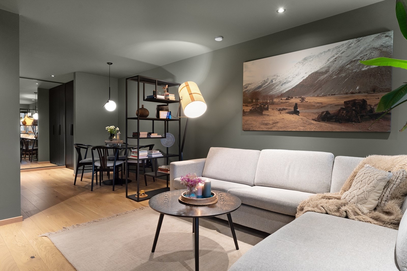 Listfrie overganger og spotlights i tak gir et sømmløst uttrykk Galleribilde