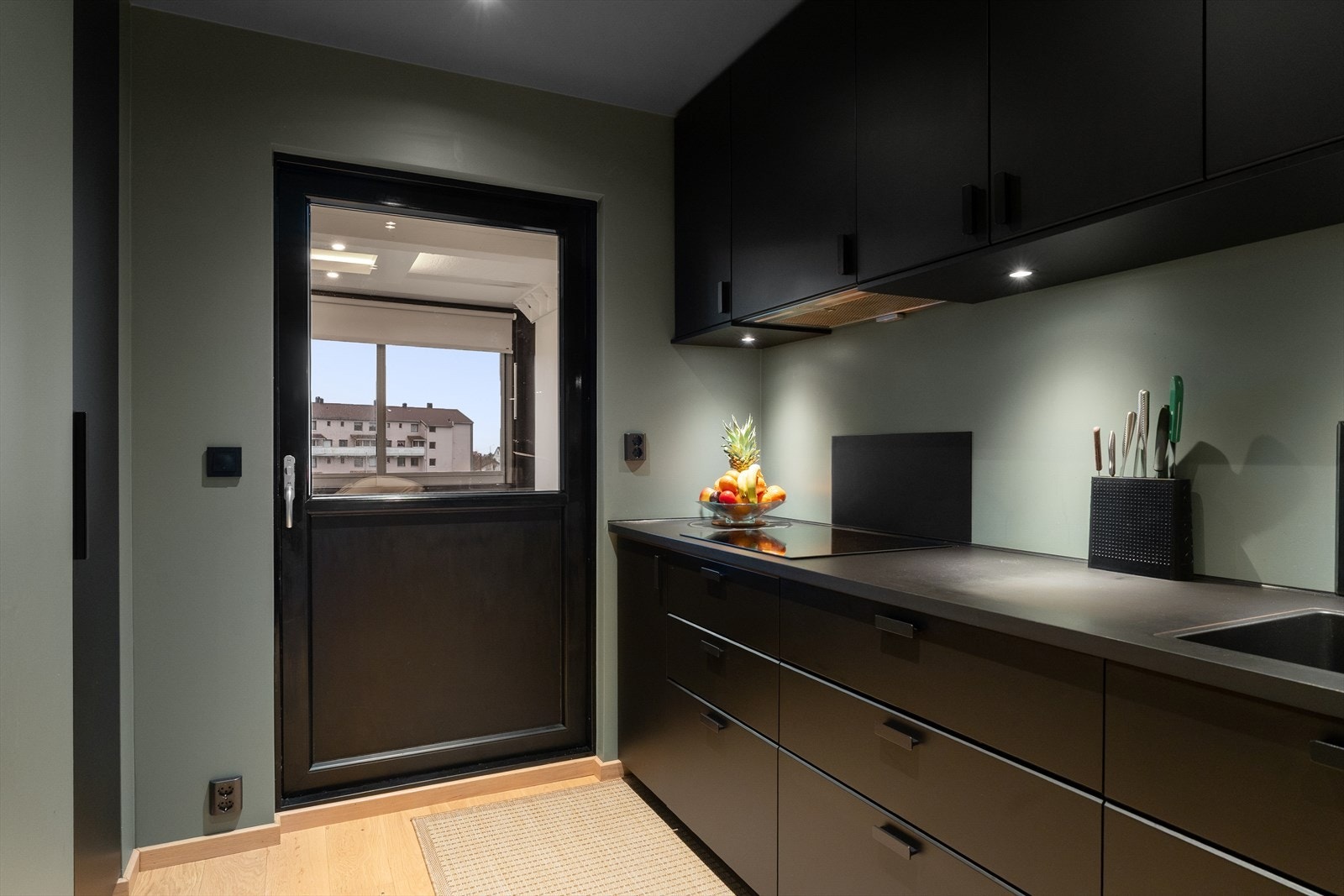 Svært god skap- og benkeplass Galleribilde