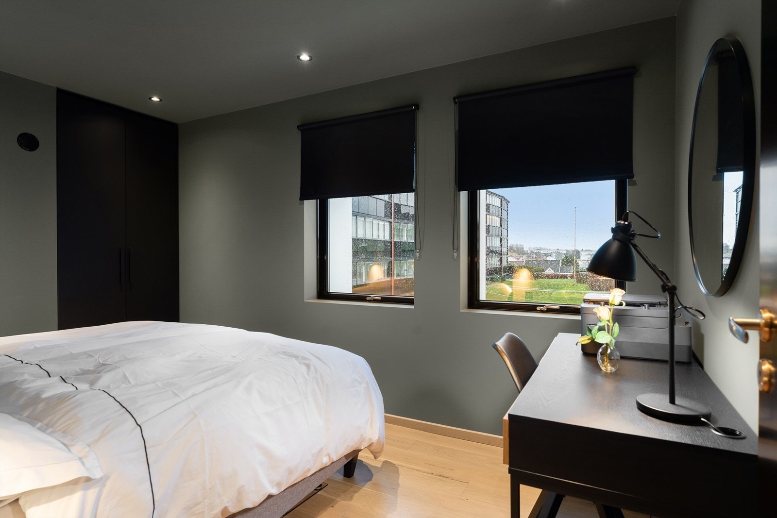 Garderobeskap med god plass til oppbevaring av klær Galleribilde