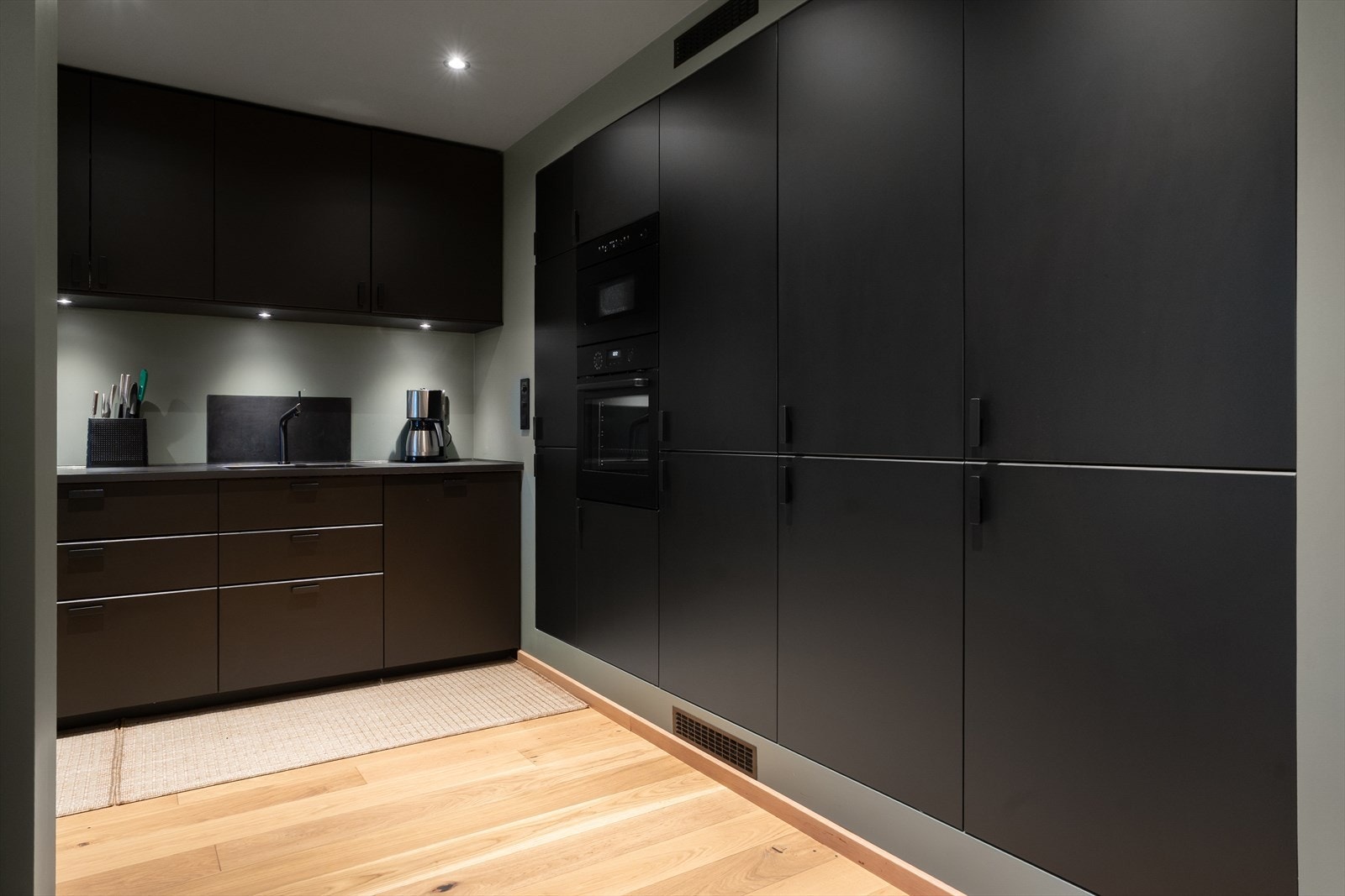 Lekkert kjøkken fra IKEA med høyskap innebygdet i veggen Galleribilde