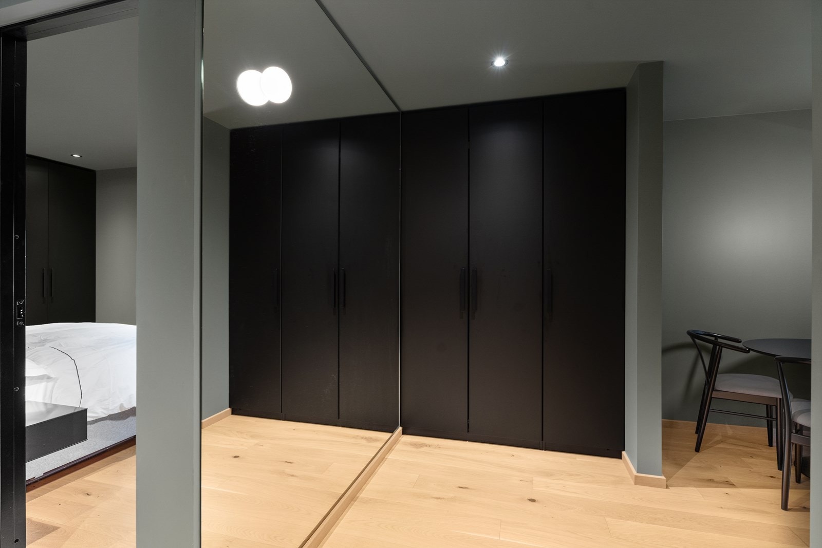 Stor garderobe med god plass til oppbevaring av yttertøy Galleribilde