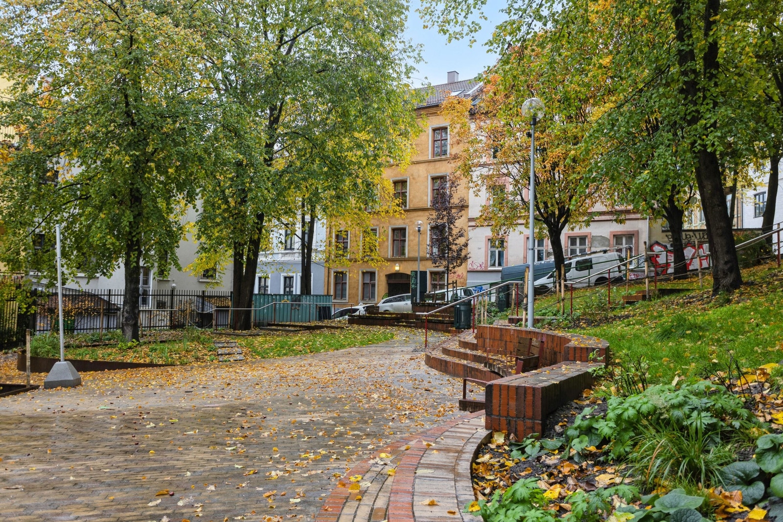 Gartnerløkka har blitt helt ny i slutten av sommeren 2024, her er det koselig å sitte ute om sommeren. Galleribilde