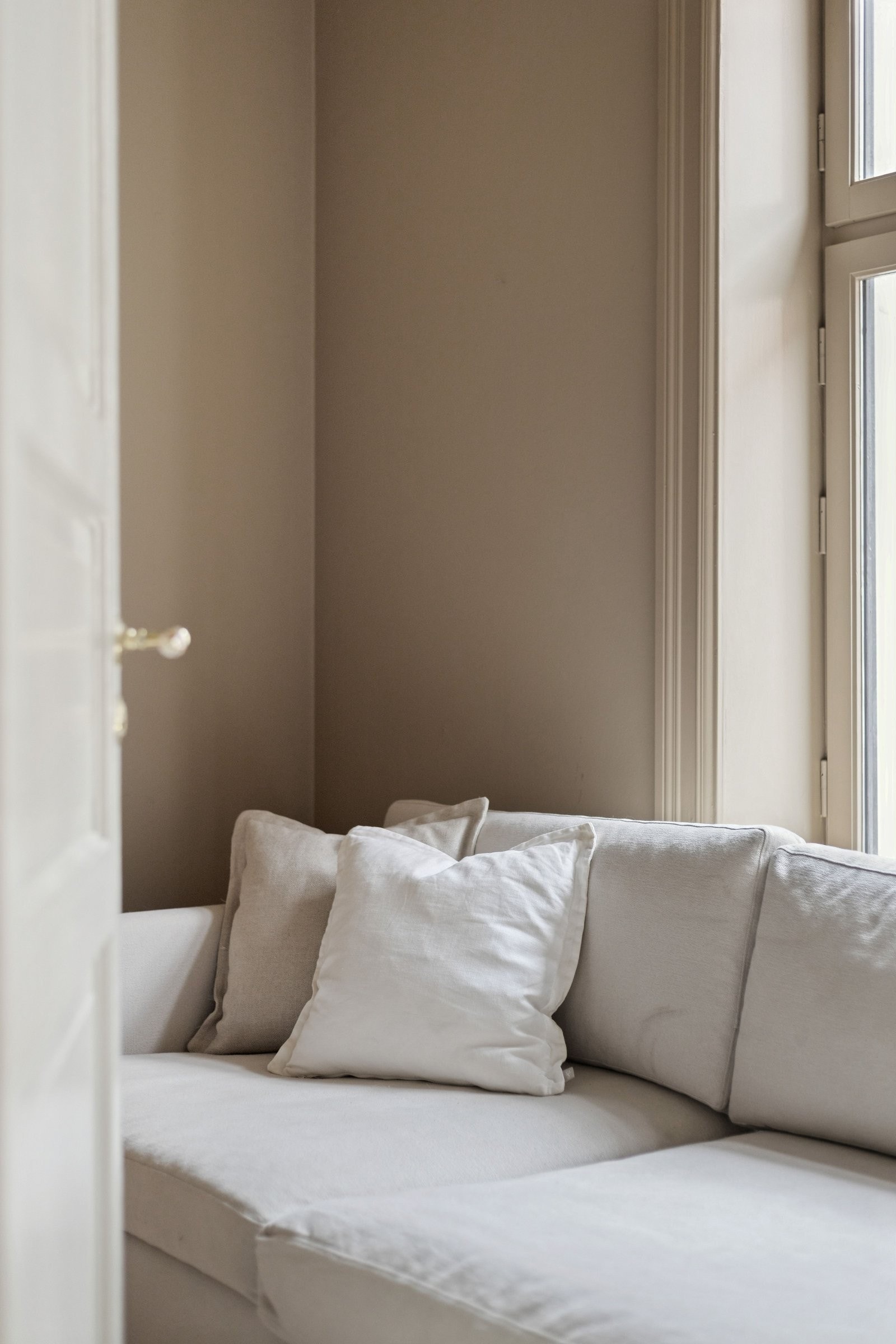 Rommet er malt i en behagelig beige som gir akkurat den roen man ønsker. Galleribilde