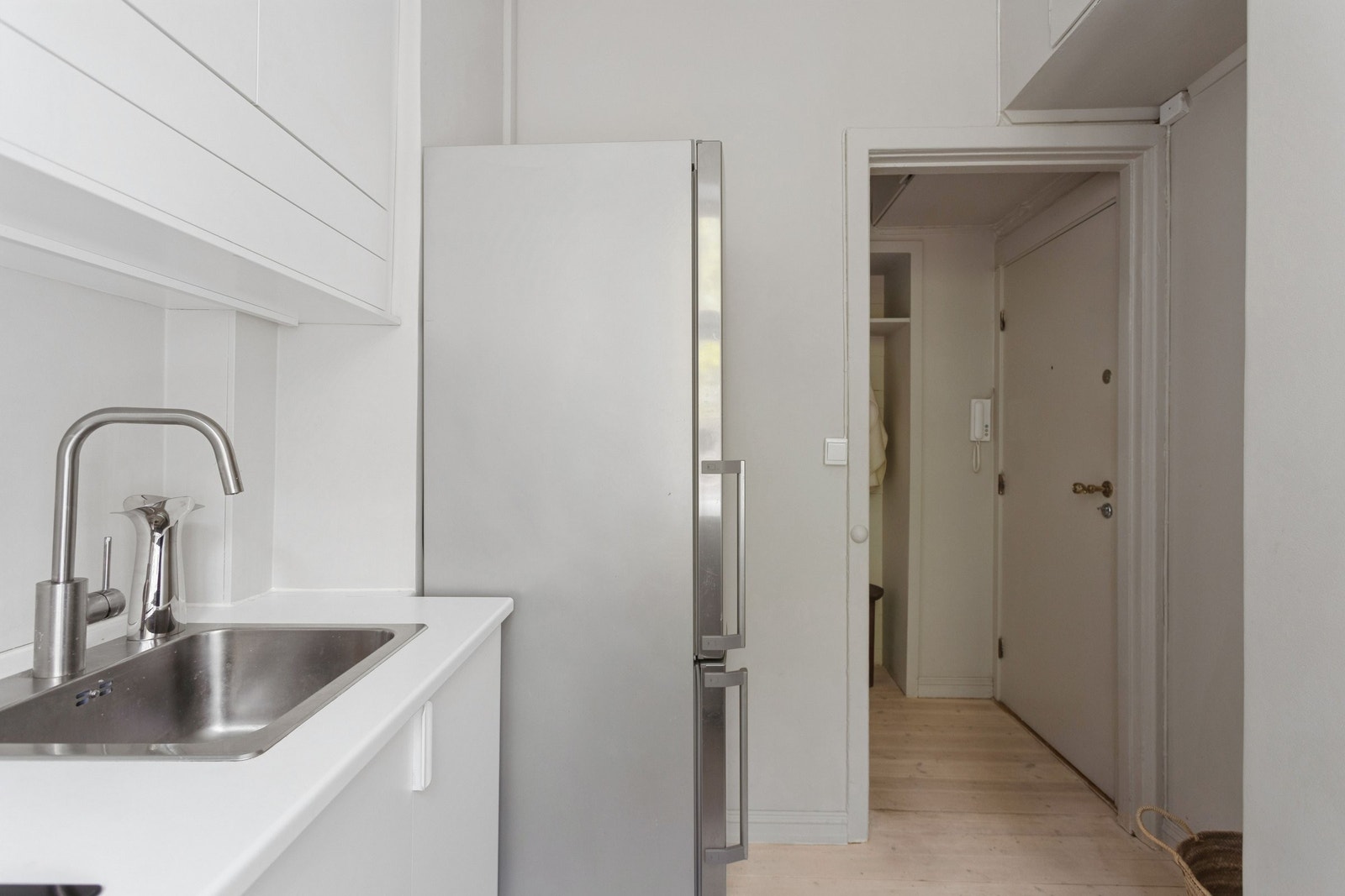 Mer lagringsplass oppe til venstre, kjøkkenet utnytter den gode takhøyden slik at det er god plass til oppbevaring. Galleribilde