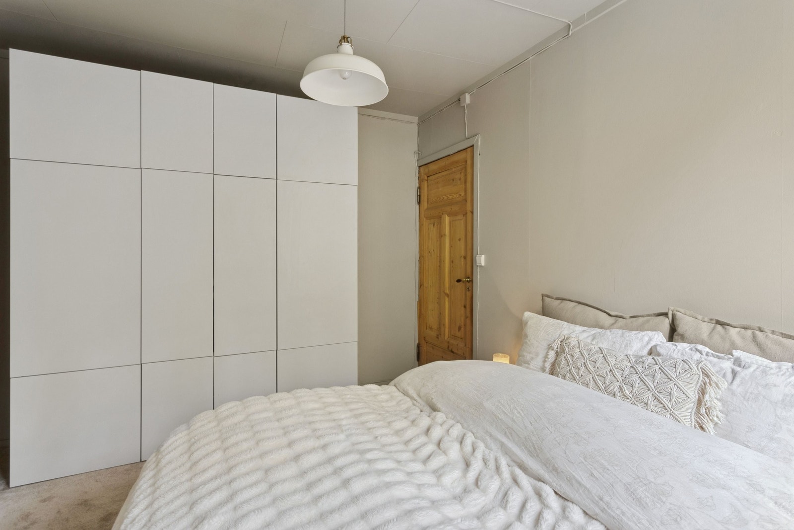 Det koselige hovedsoverommet starter med den sjelfulle orginale døren. Teppegulvet gjør rommet lunt. Masse plass til oppbevaring Galleribilde