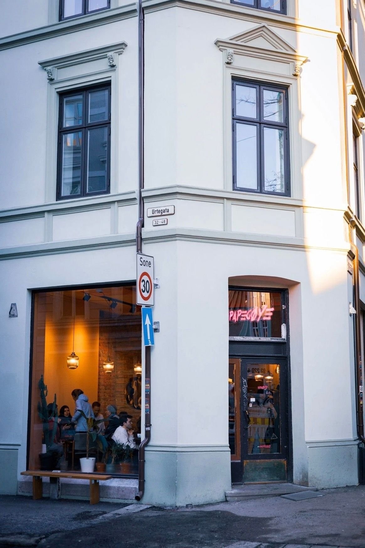 Den kjente kaffe og vinbaren ligger rett over gata. Galleribilde