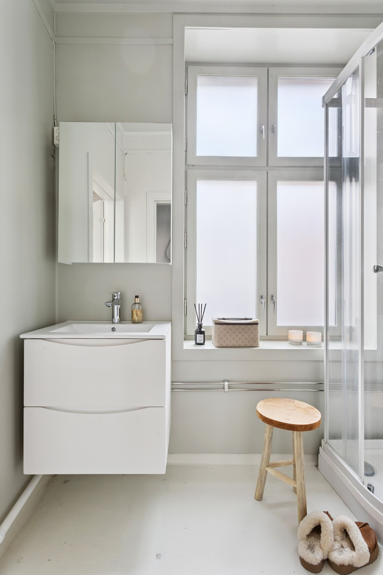 Badet har vakkert dagslys, med helt ny servant og speilskap med oppbevaring. Det store vinudet gjør badet lyst og åpent. Galleribilde