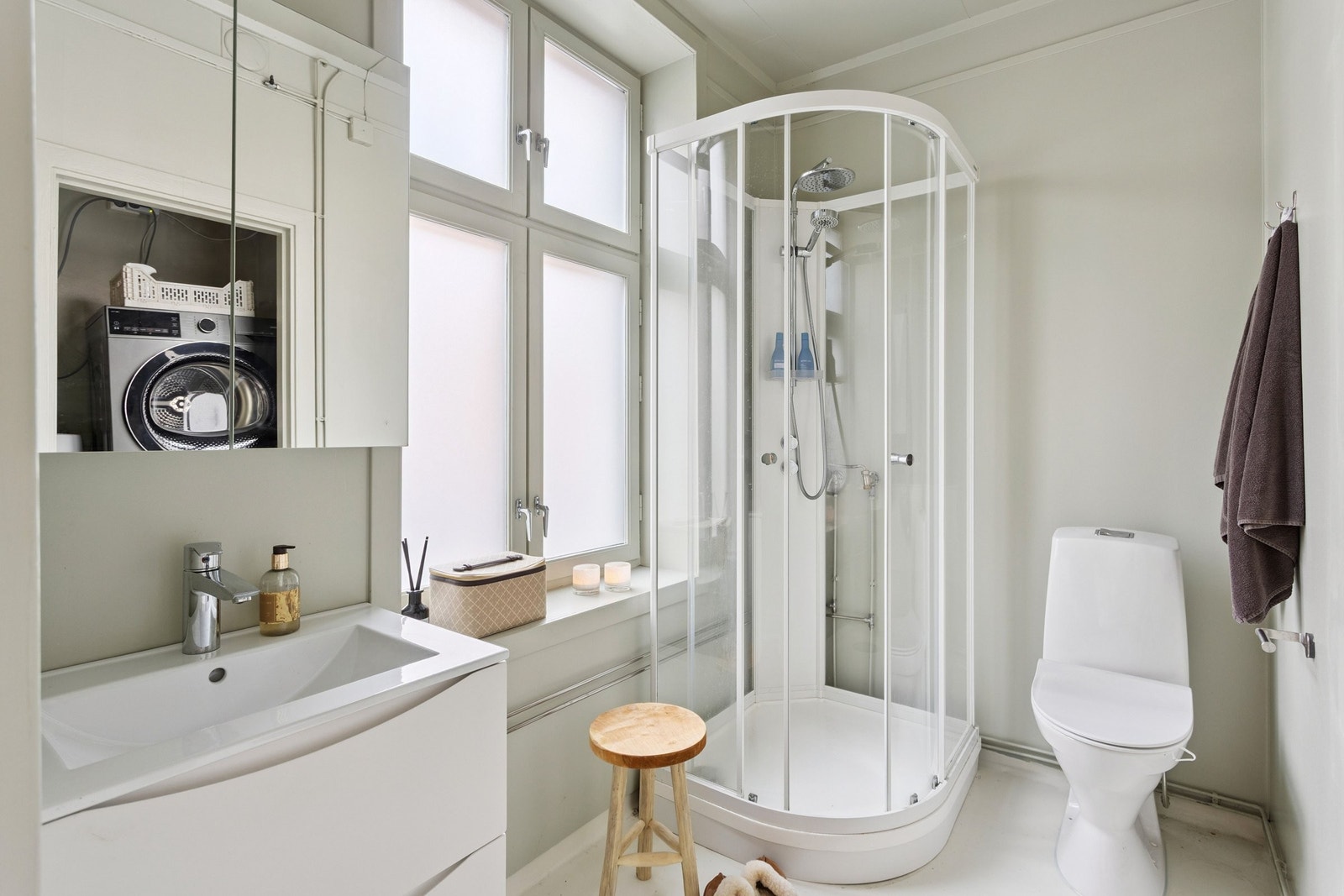 Badet har eget ''Vaskerom'' med både vaskemaskin og tørketrommel. Det er installert en WaterGuard i oktober 2025. Galleribilde