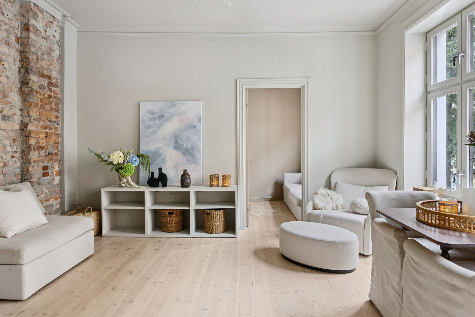 Det er mange ulike måter stuen kan brukes på, med flere vegger som passer fint til sofa eller spisegruppen kan plasseres. Galleribilde