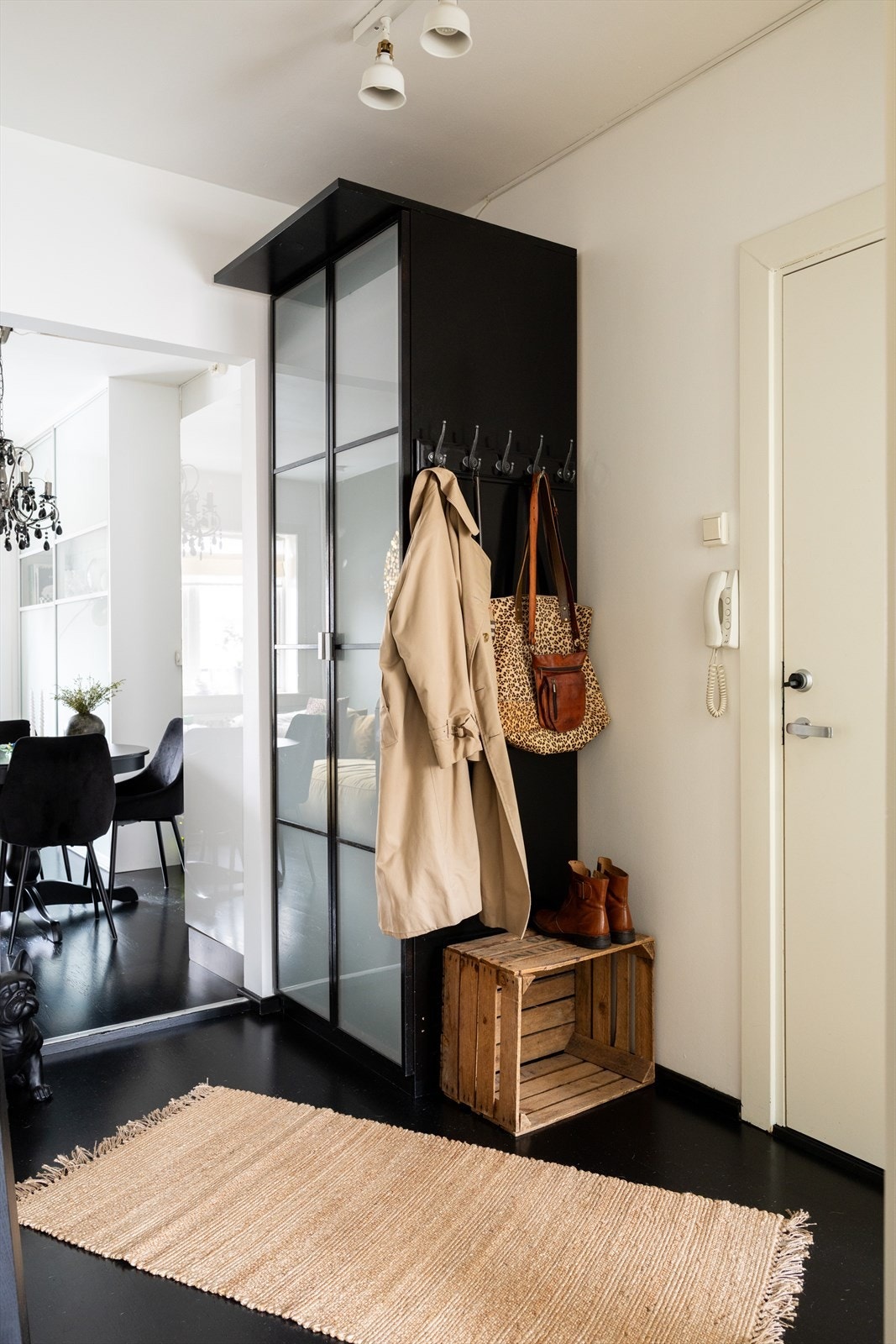 Velkommen inn - Her er det god plass til å henge fra seg yttertøy og sko i det praktiske garderobeskapet. Galleribilde