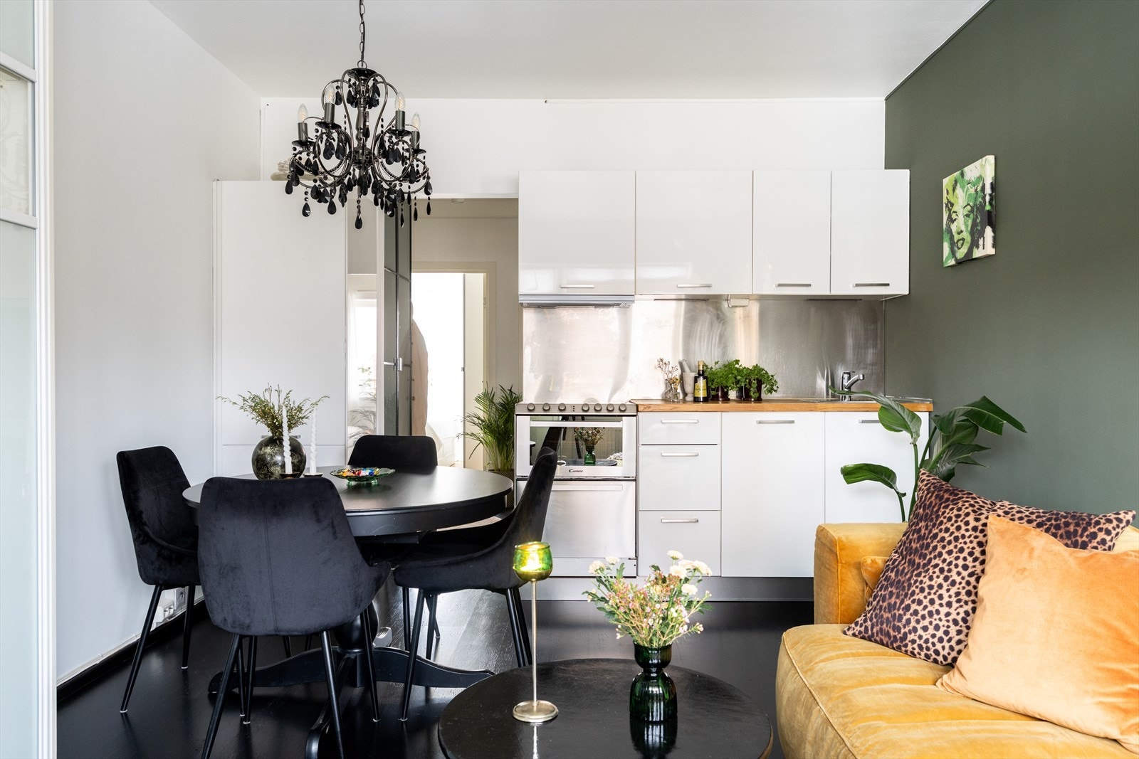 Kjøkkenet ligger i en åpen løsning mot stue og skaper en sosial atmosfære. Galleribilde