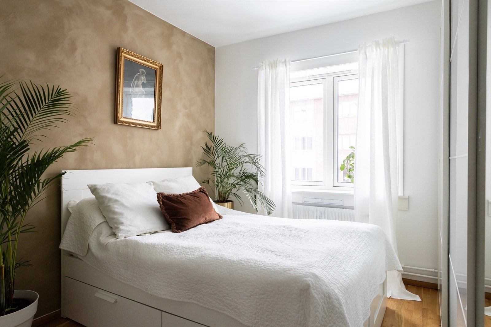 Videre er det rikelig med oppbevaringsplass i skyvedørsgarderoben. Galleribilde