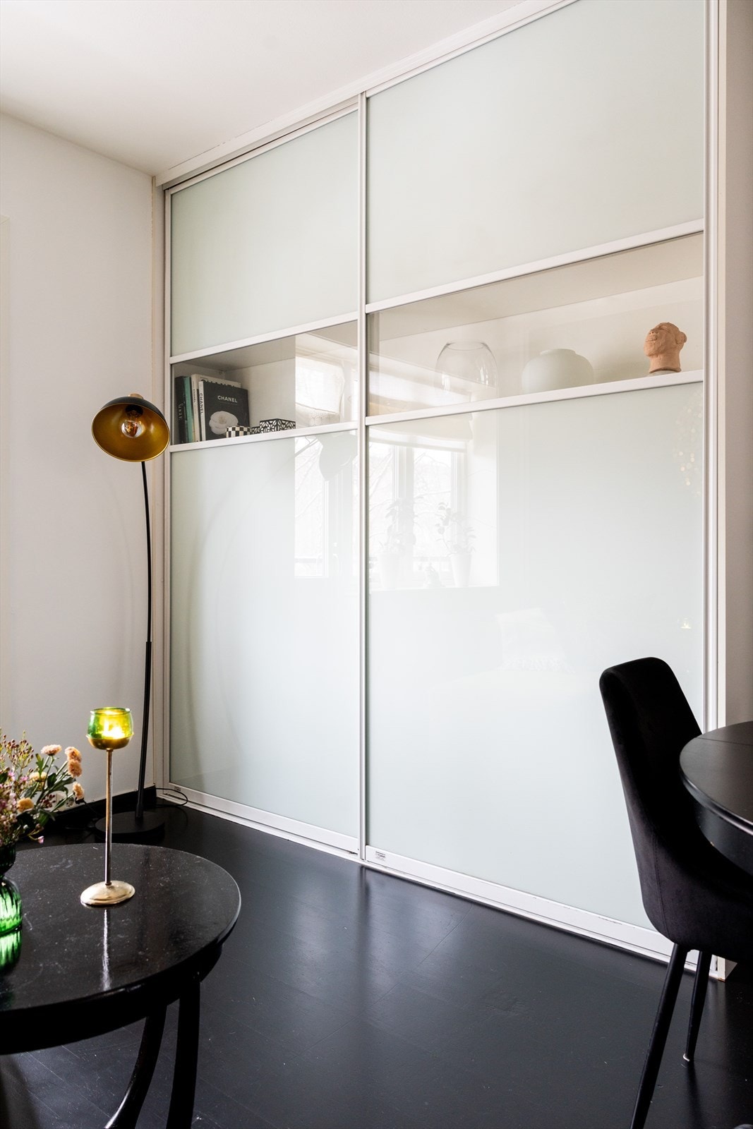 Smart løsning som både skjuler TVen og bidrar til ekstra oppbevaring. Galleribilde