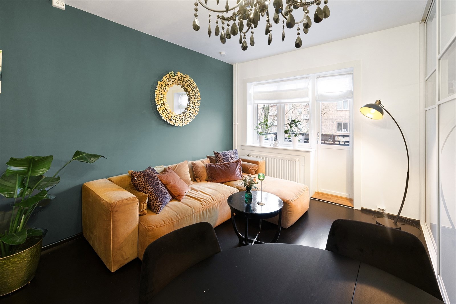 Stuen har store vindusflater som sørger for rikelig med innslipp av naturlig lys. Galleribilde