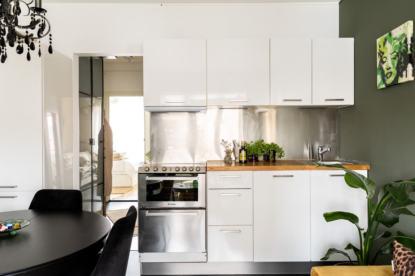 Kjøkkeninnredningen består av hvite, glatte fronter og benkeplate av heltre med nedfelt vaskekum. Galleribilde