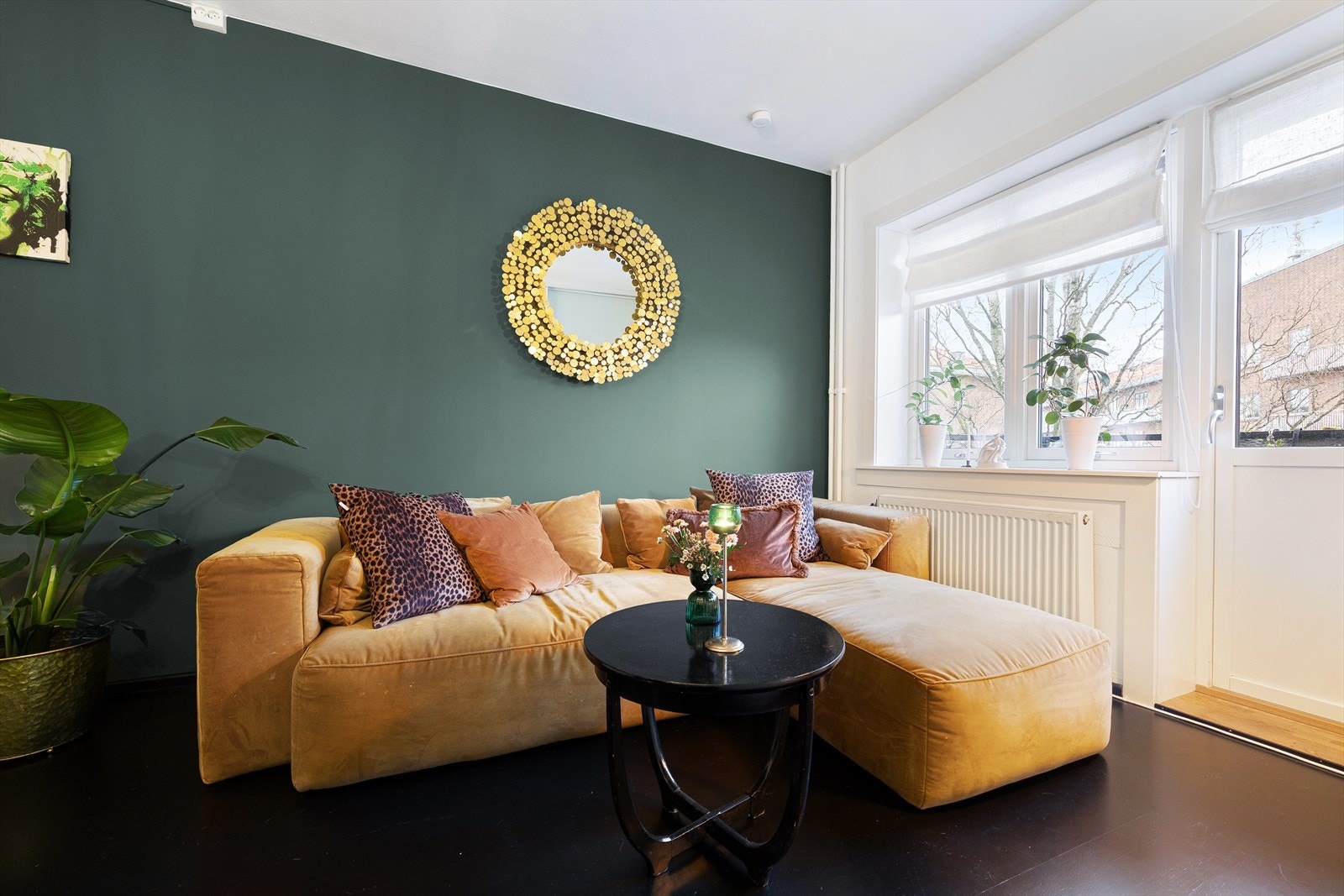 Overflatene er malt i moderne fargetoner og det er parkett på gulv. Galleribilde