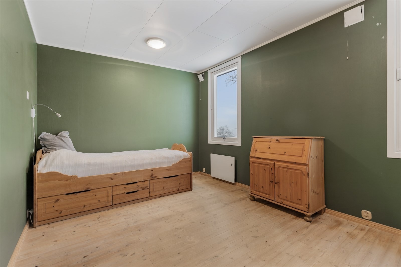 Soverom 1 er av meget god størrelse og består av to soverom slått sammen til ett. Ved behov for et fjerde soverom i denne etasje kan du enkelt tilbakestille til to soverom uten søknad. Galleribilde