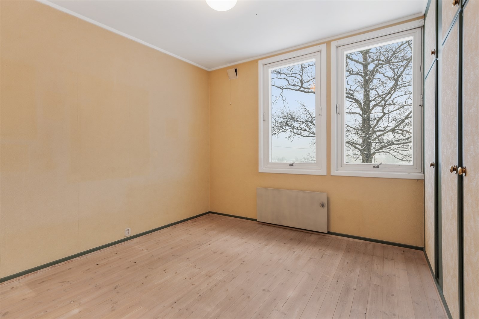 Soverom 2 er innredet med innebygde skap og har god plass for dobbeltseng. Galleribilde