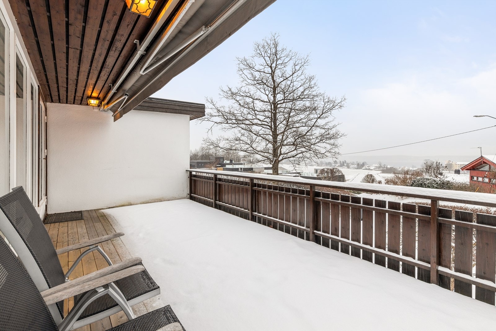 Fra stuen finner du utgang til en romslig veranda med gode solforhold. Galleribilde