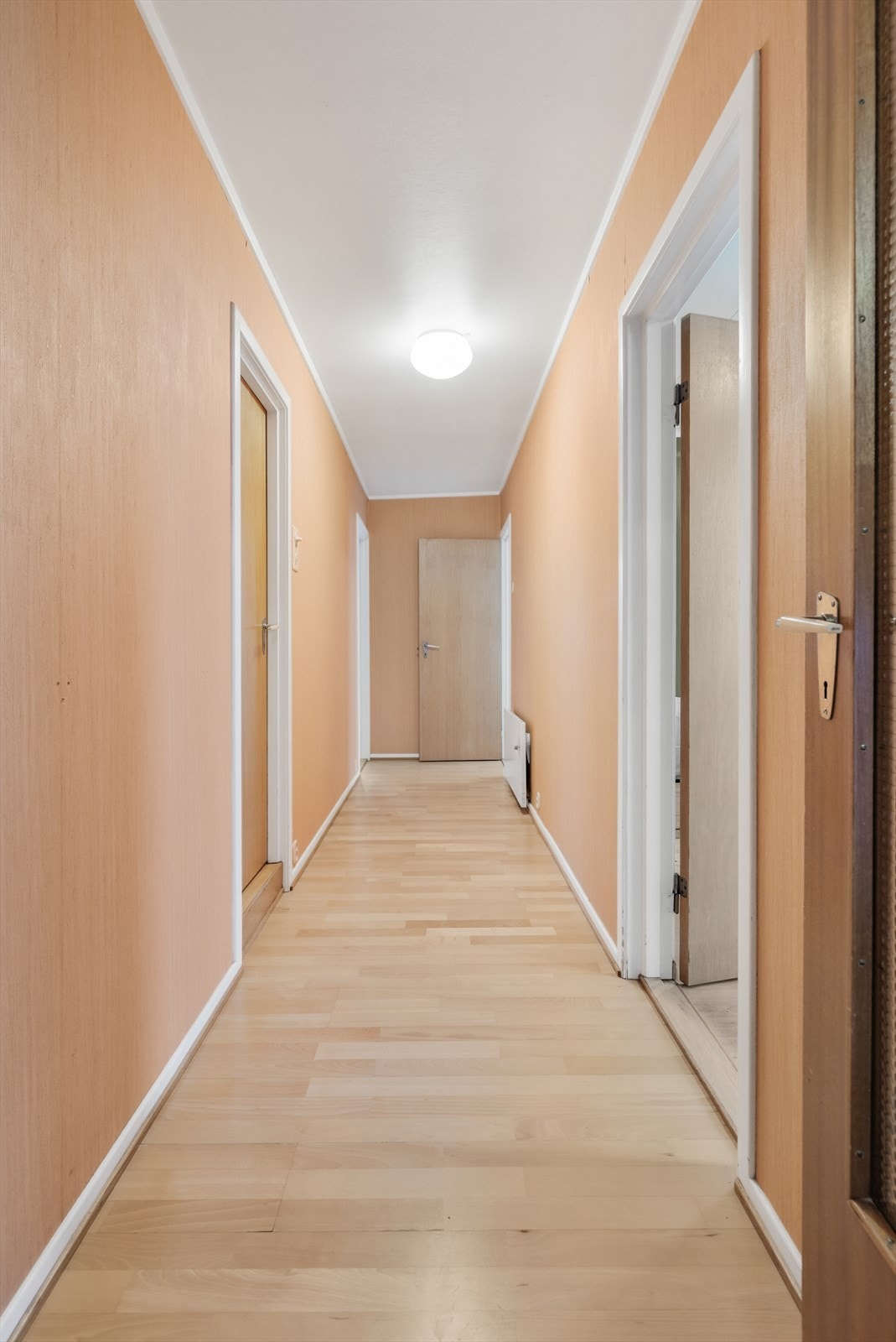 Videre i denne etasjen er det egen soveromsfløy med 3 soverom, bad og wc. Galleribilde