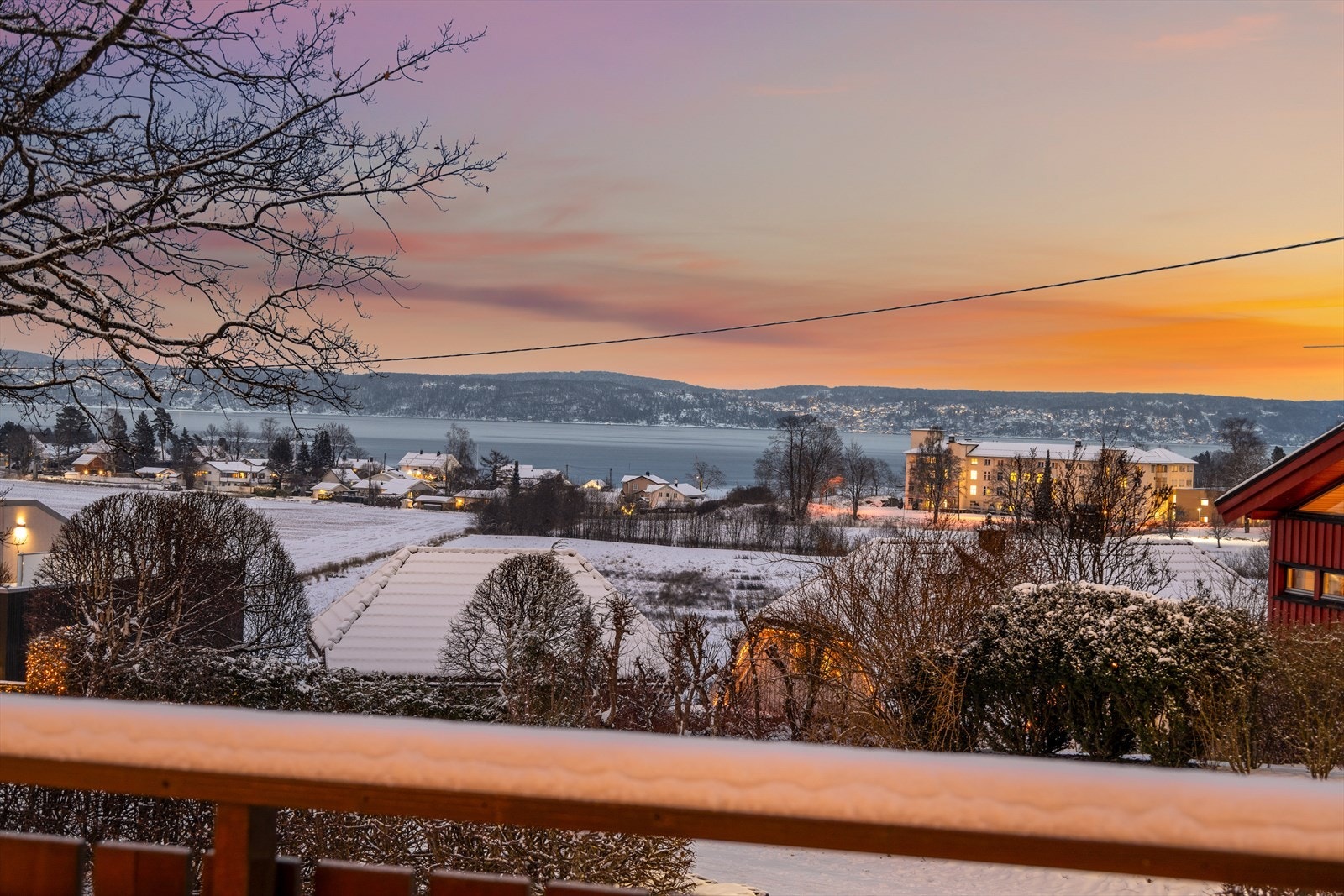 Fra boligen og eiendommen har du fantastisk utsikt over fjorden. Bildet er tatt fra boligens terrasse i 2.etasje. Galleribilde