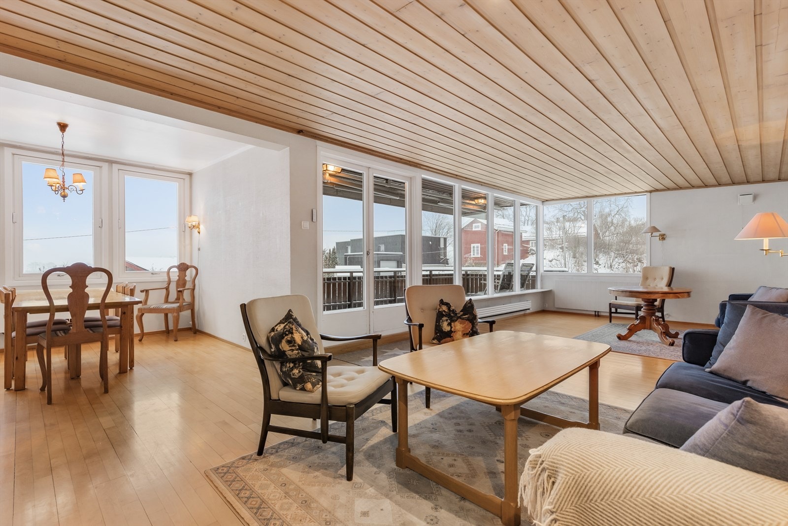 Stuen har vide vindusflater som sørger for rikelig med naturlig lys, og får utsikten til fjorden inn i stuen. Galleribilde