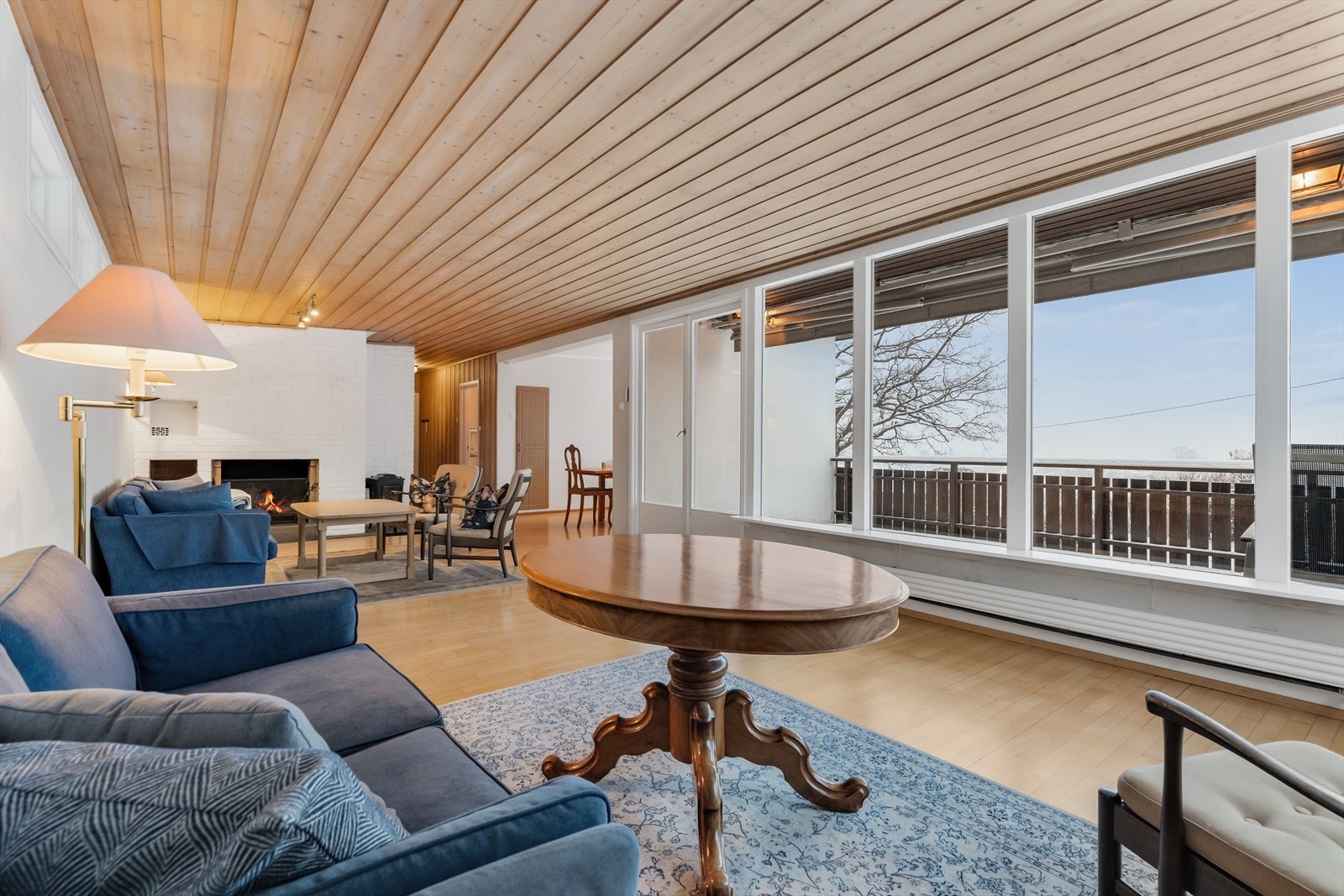 Stuen er romslig og kan enkelt møbleres i flere sosiale soner. Galleribilde