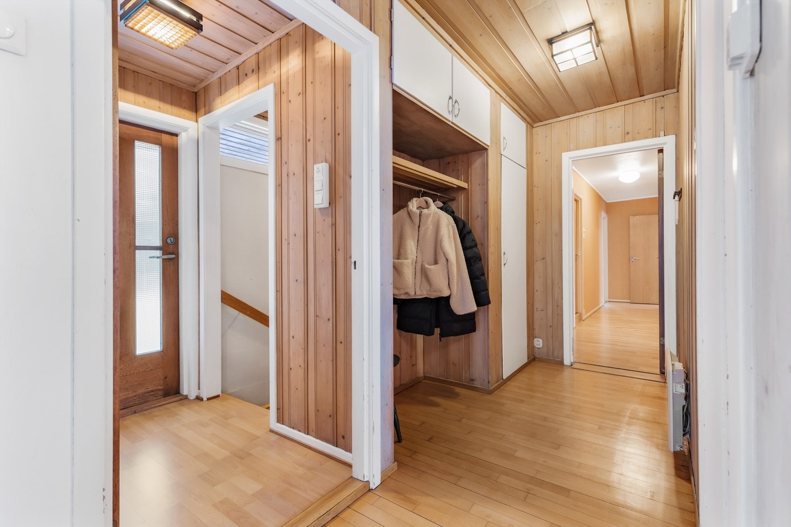 I begge etasjene er det eget inngangsparti med entré og nisje for ønsket garderobe løsning, som gir muligheter for generasjonsbolig eller hybel. Galleribilde