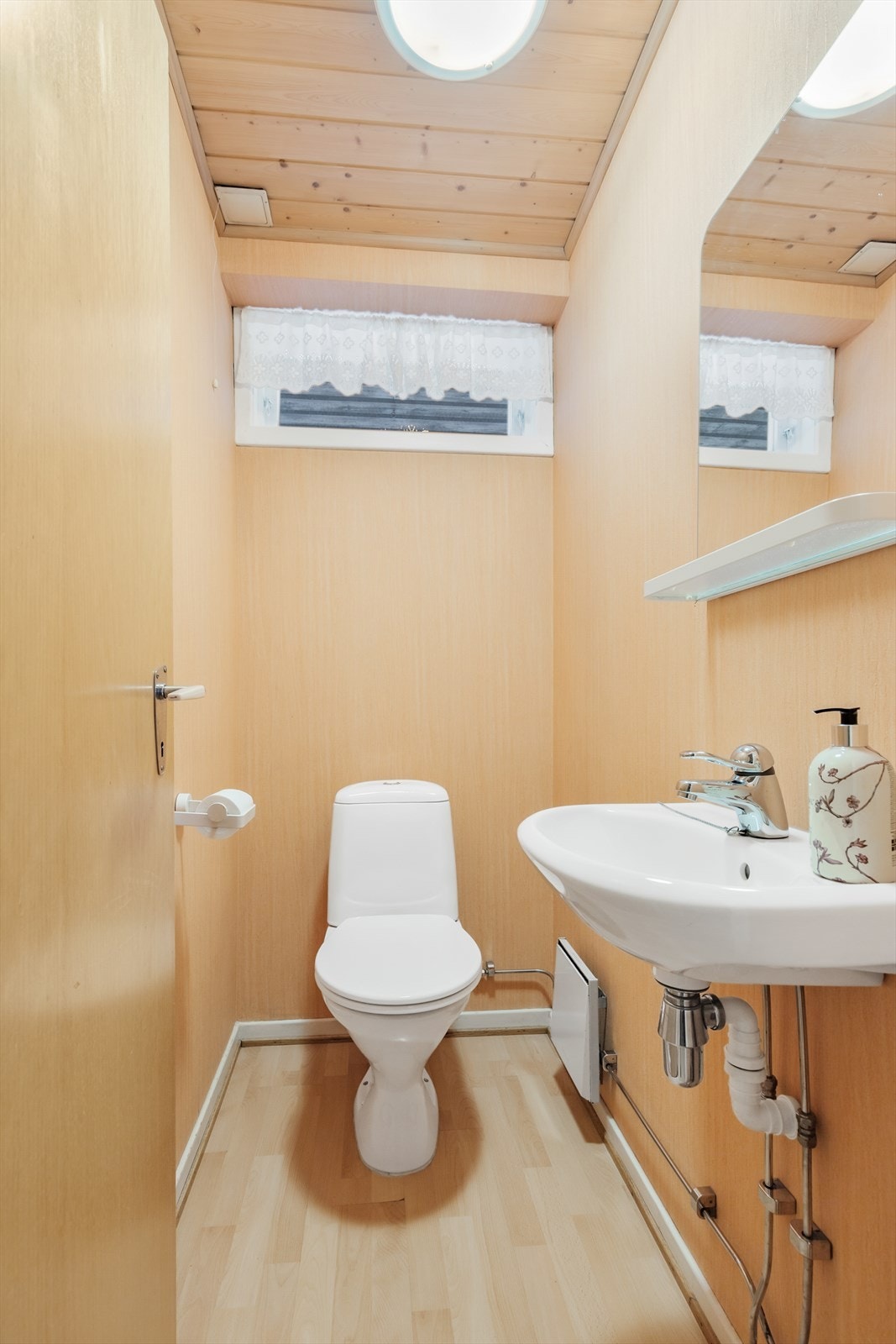 Det er også et praktisk separat wc. Galleribilde