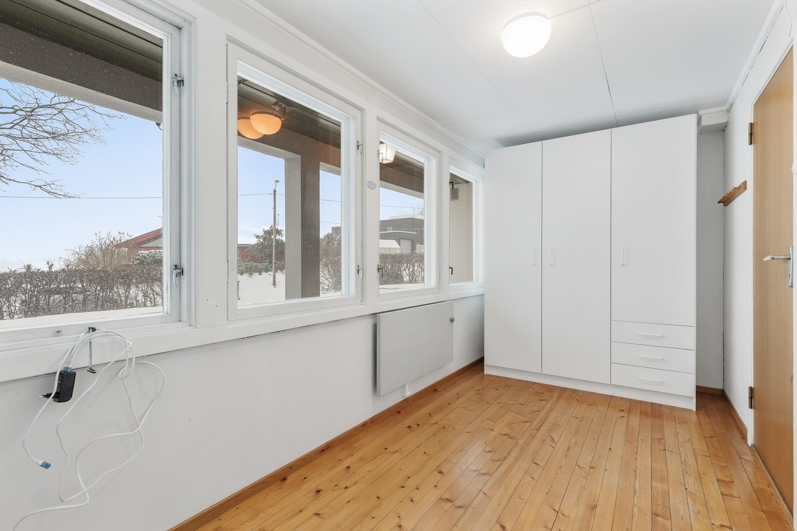 Rommet er blitt benyttet som soverom 2 i underetasjen (ikke godkjent til varig opphold i byggetegninger, men tilfredsstiller kravene) Galleribilde