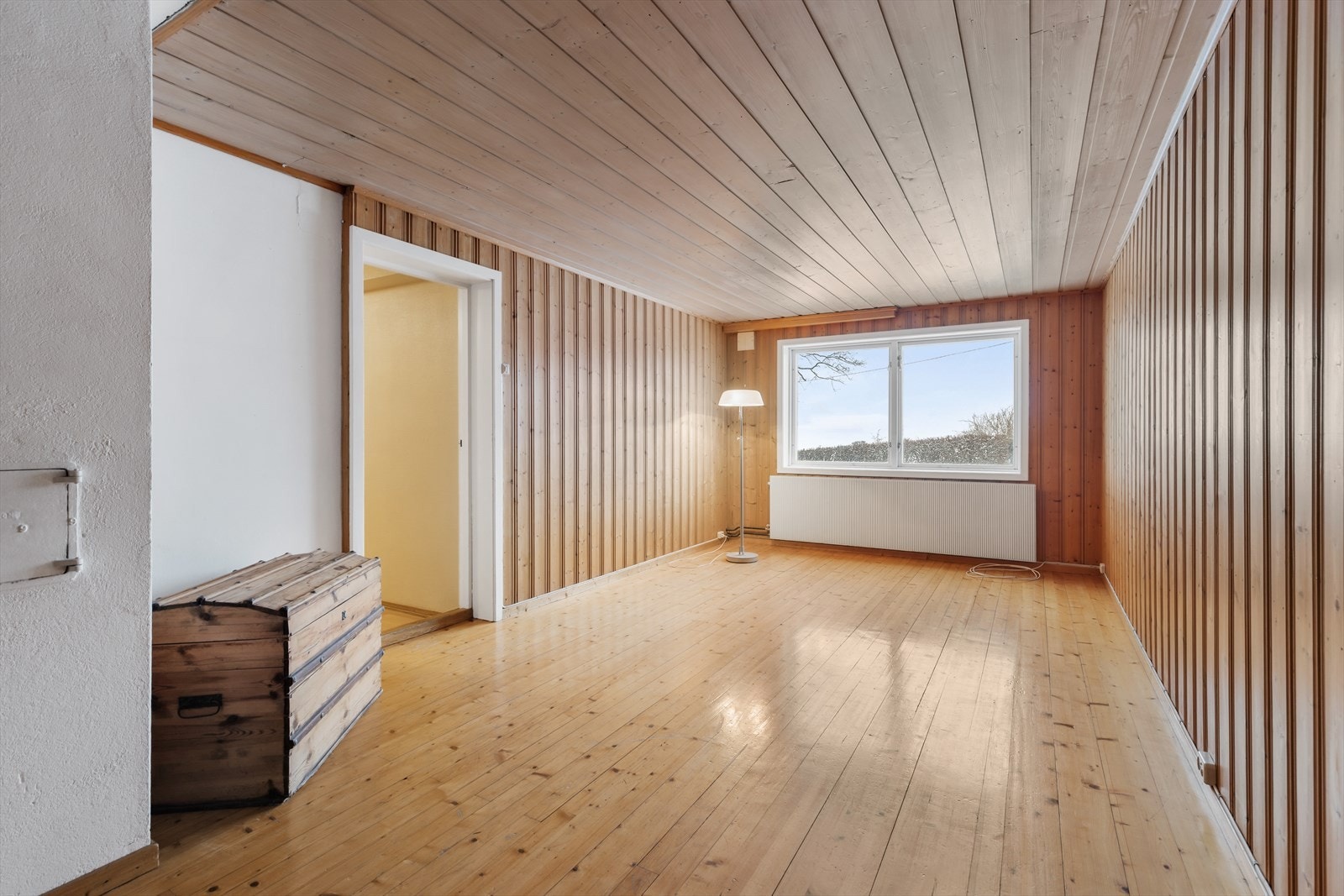 Romslig kjellerstue. Boligen har oppvarming via vannbåren varme. Galleribilde