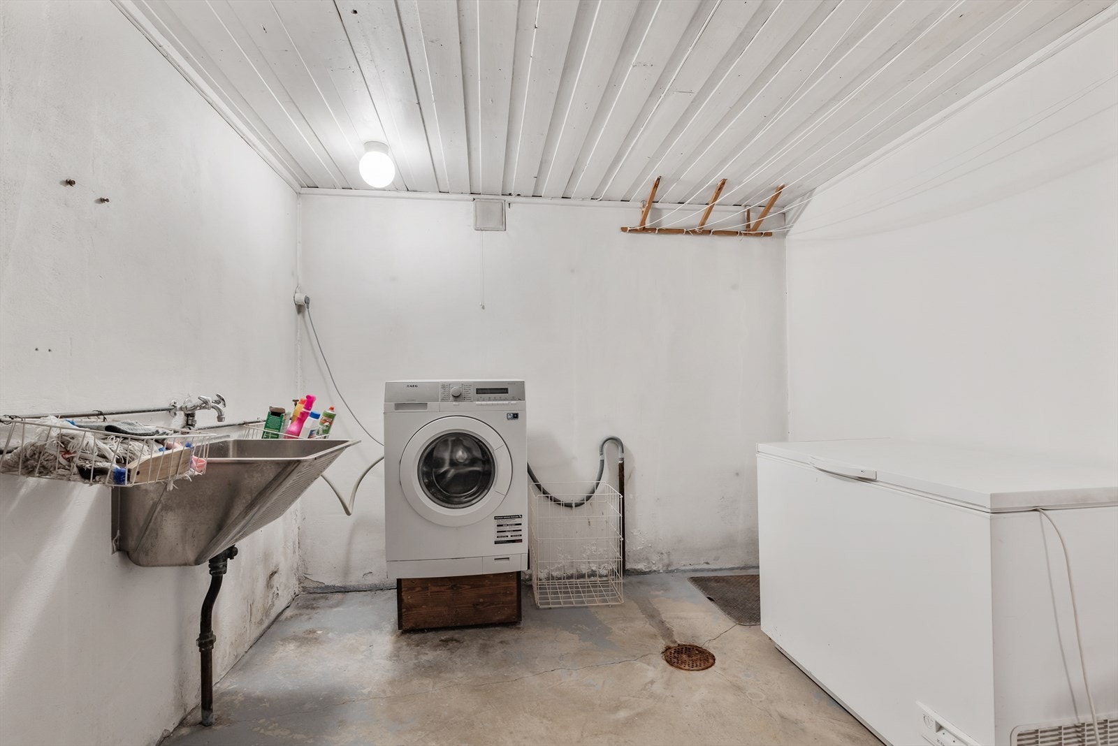 Boligen har et praktisk og romslig vaskerom med plass for ytterligere lagring eller ekstra fryser. Galleribilde