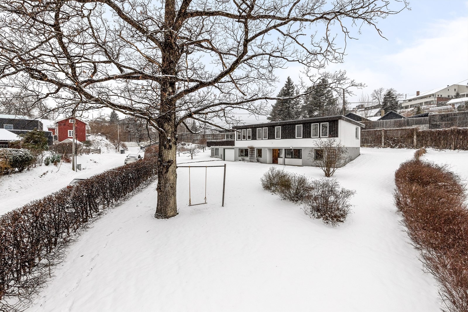 Eiendommen er på hele 1466 kvm. Her er det rikelig med boltringsplass for både store og små. Galleribilde