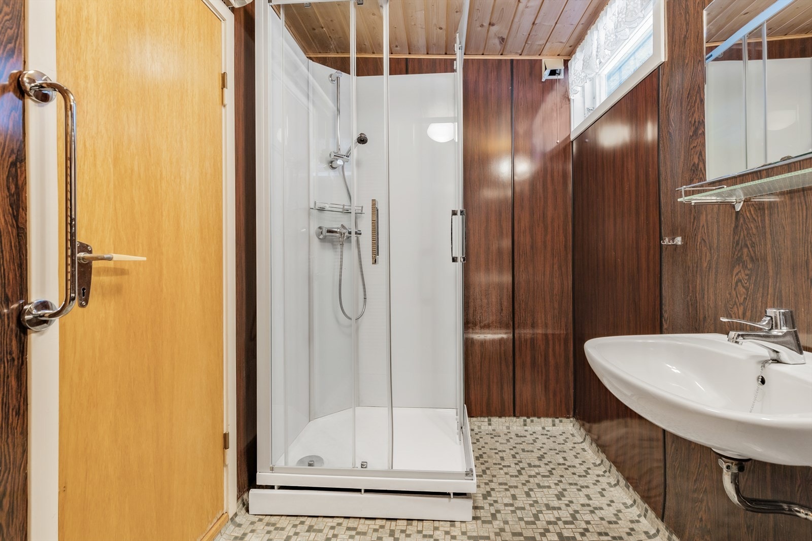 Badet er av eldre tid og trenger renovering. Galleribilde