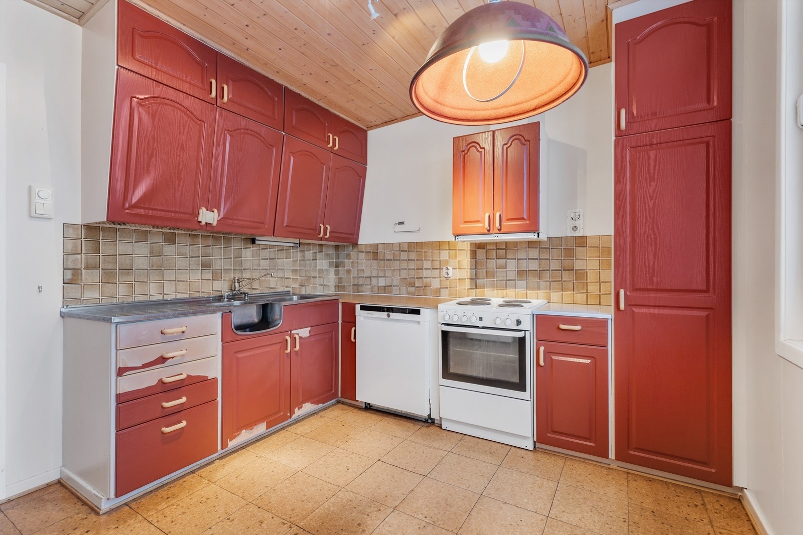 På kjøkkenet har du godt med skap- og benkeplass. Galleribilde